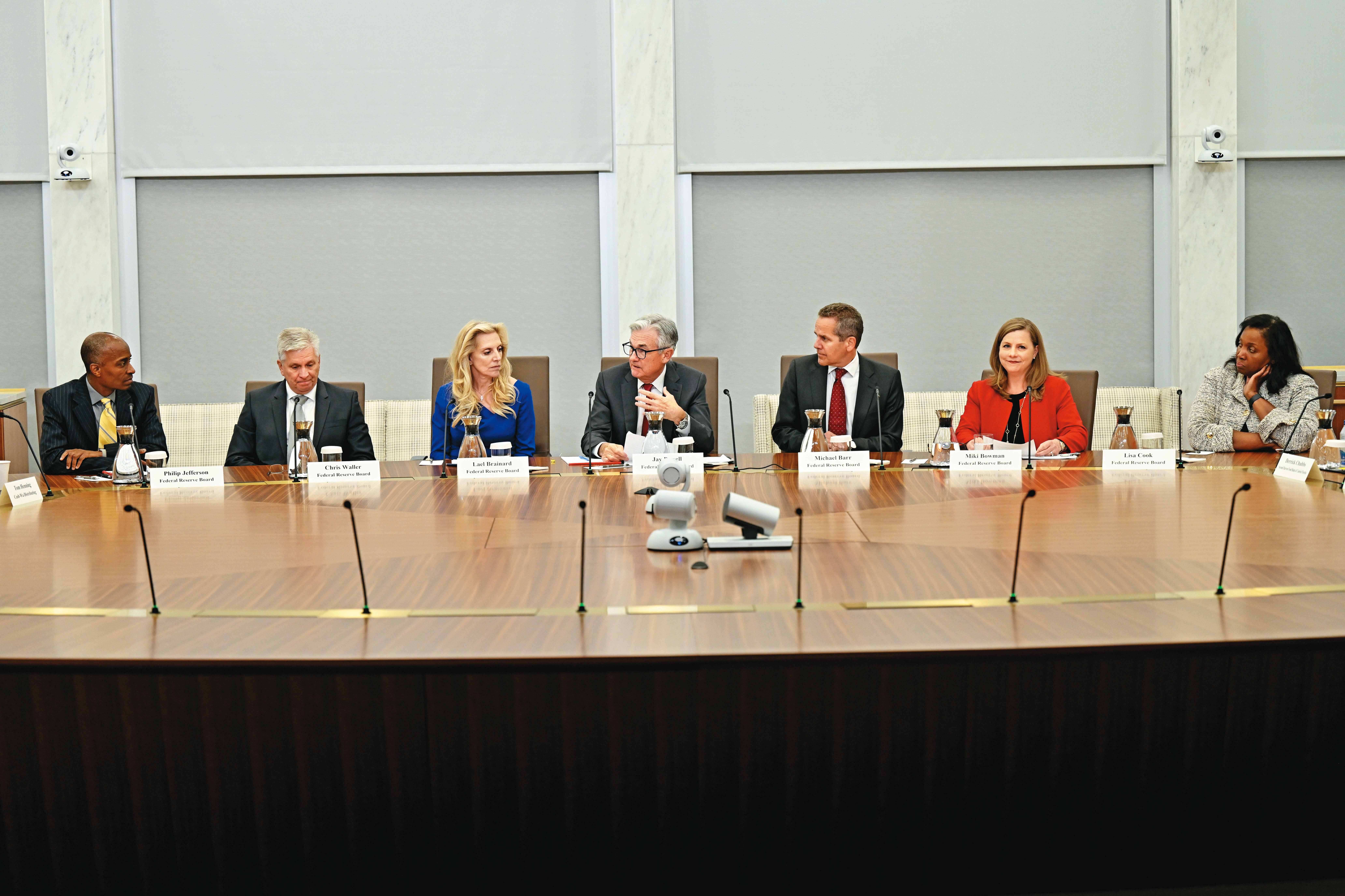 如果通膨數據沒有明顯降溫,聯準會12月仍可能繼續升息3碼。中為聯準會主席鮑威爾。(翻攝聯準會Flickr)