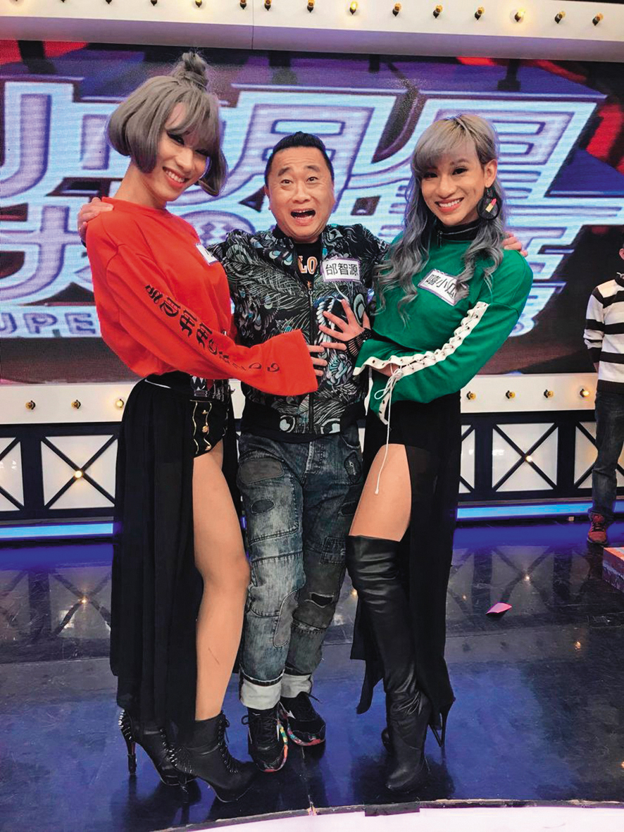 小賴（左）與嘻小瓜（右）曾反串女角，並和邰智源（中）一起工作。（翻攝自小賴臉書）