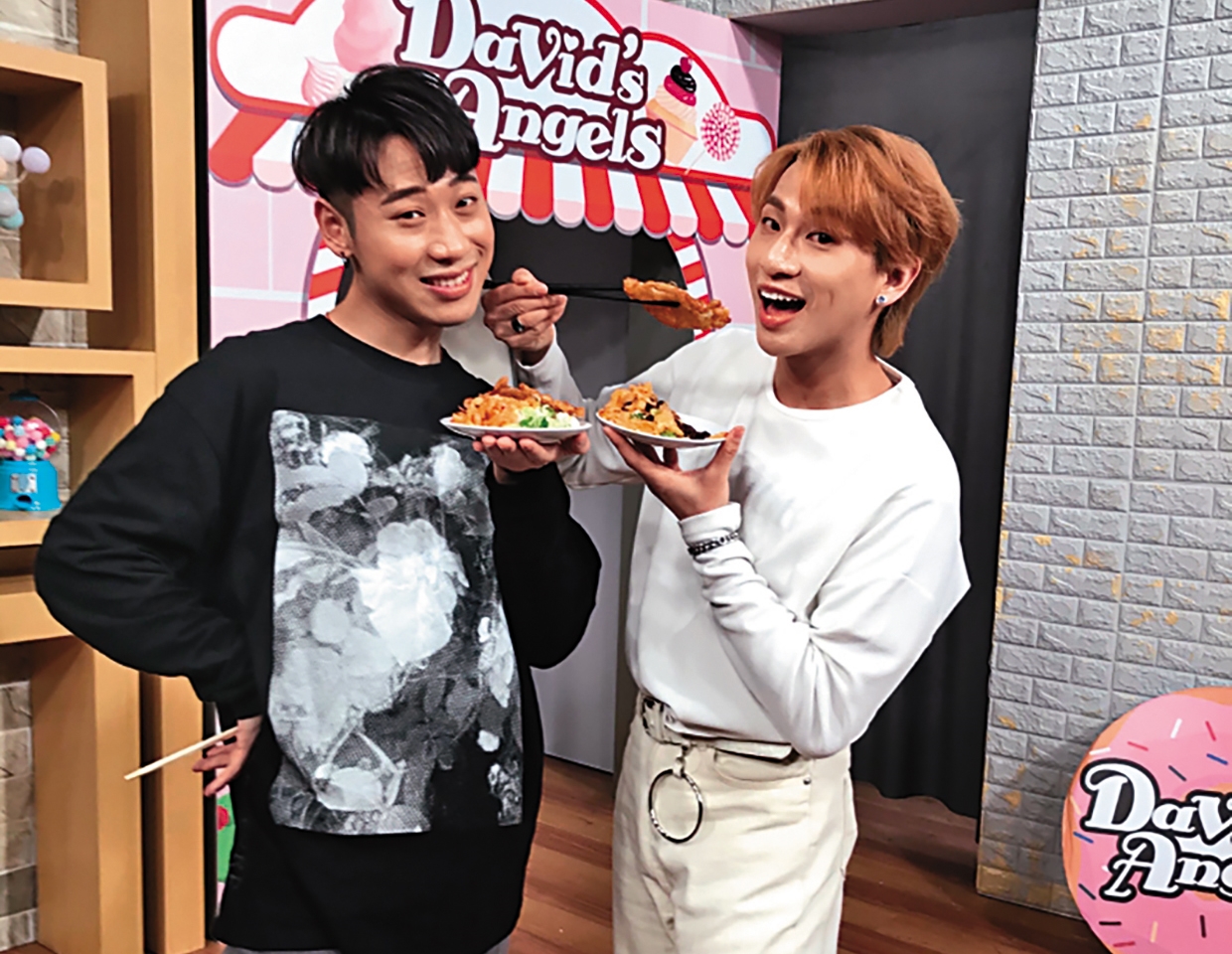 小賴（左）與嘻小瓜（右）的氣質相似，兩人還一起主持節目。（17LIVE提供）