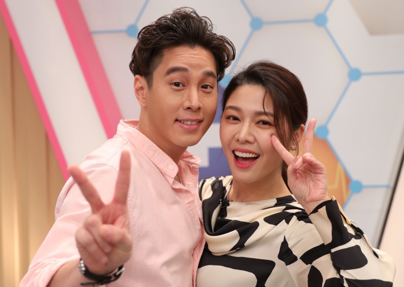 吳東諺（左）與白家綺（右）在節目中放閃。（民視提供）