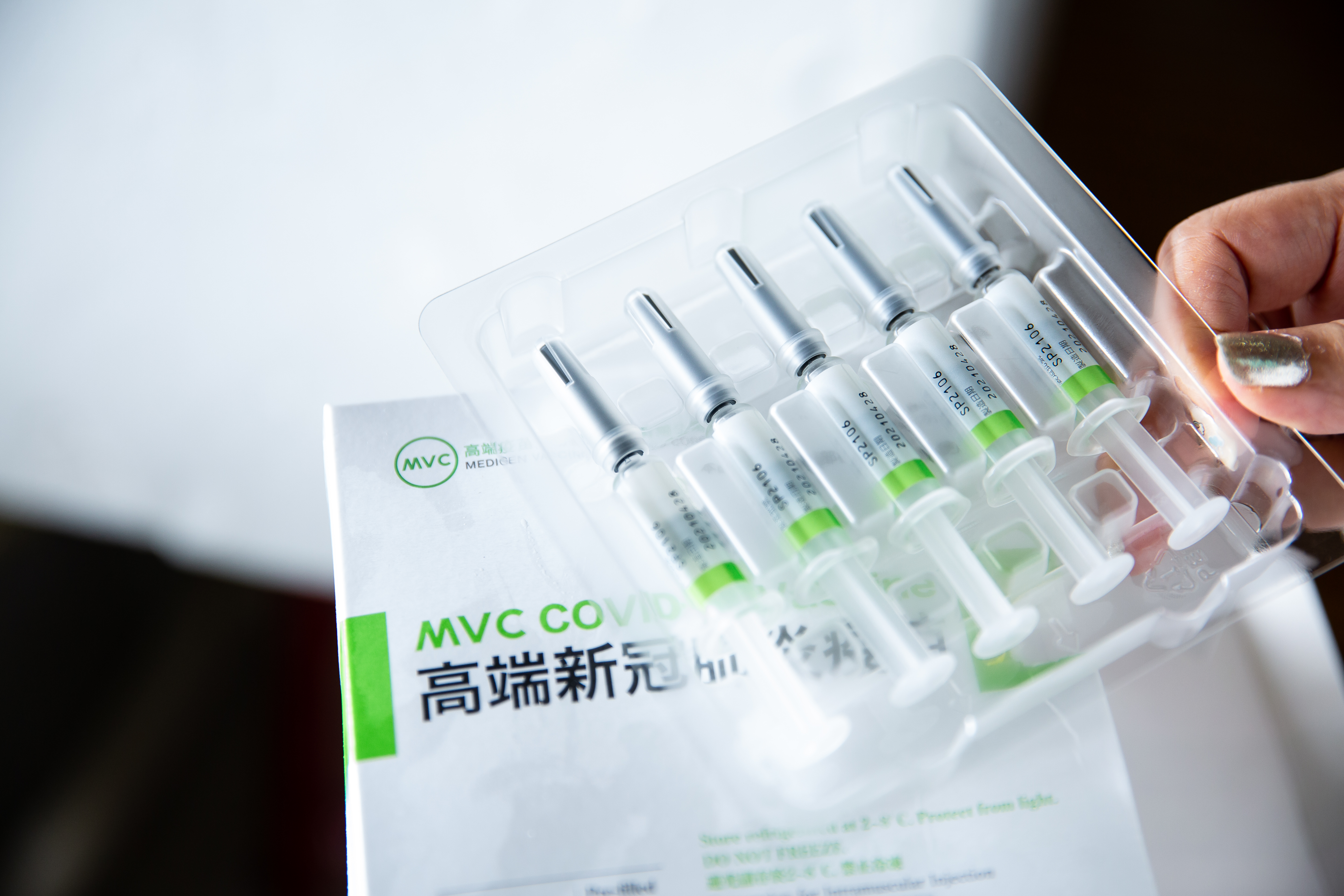 高端今（31日）公布與疾管署簽約的新冠疫苗採購合約價格平均每劑840元。