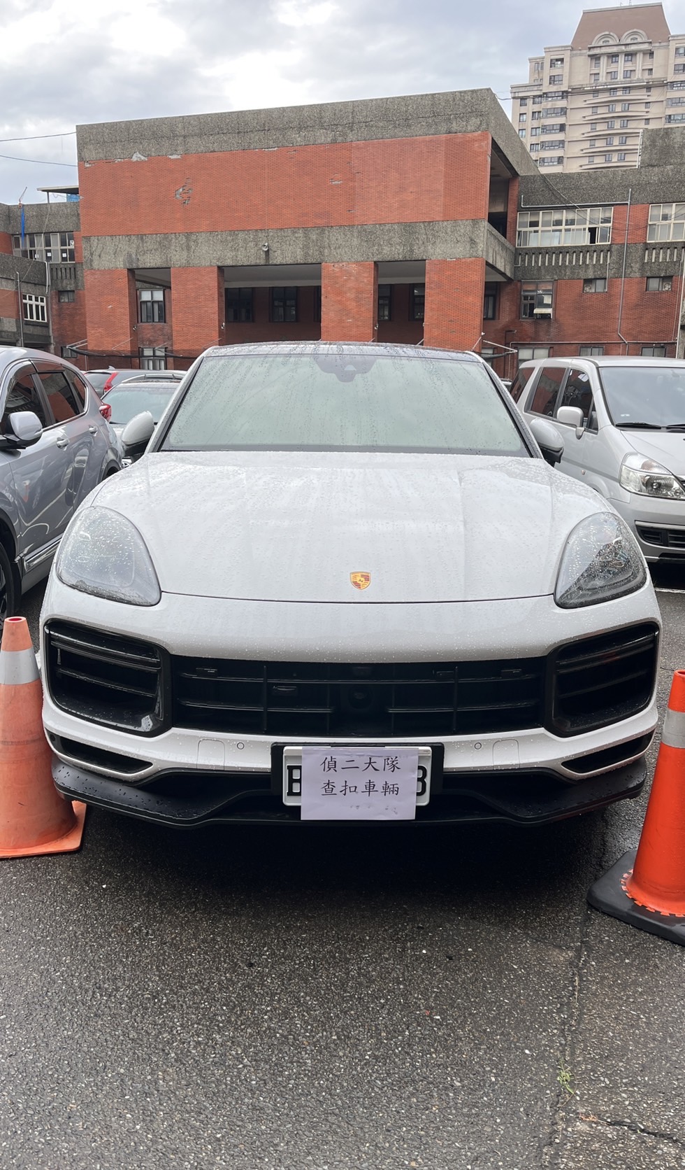 嫌犯用詐騙所得購買的保時捷休旅車。