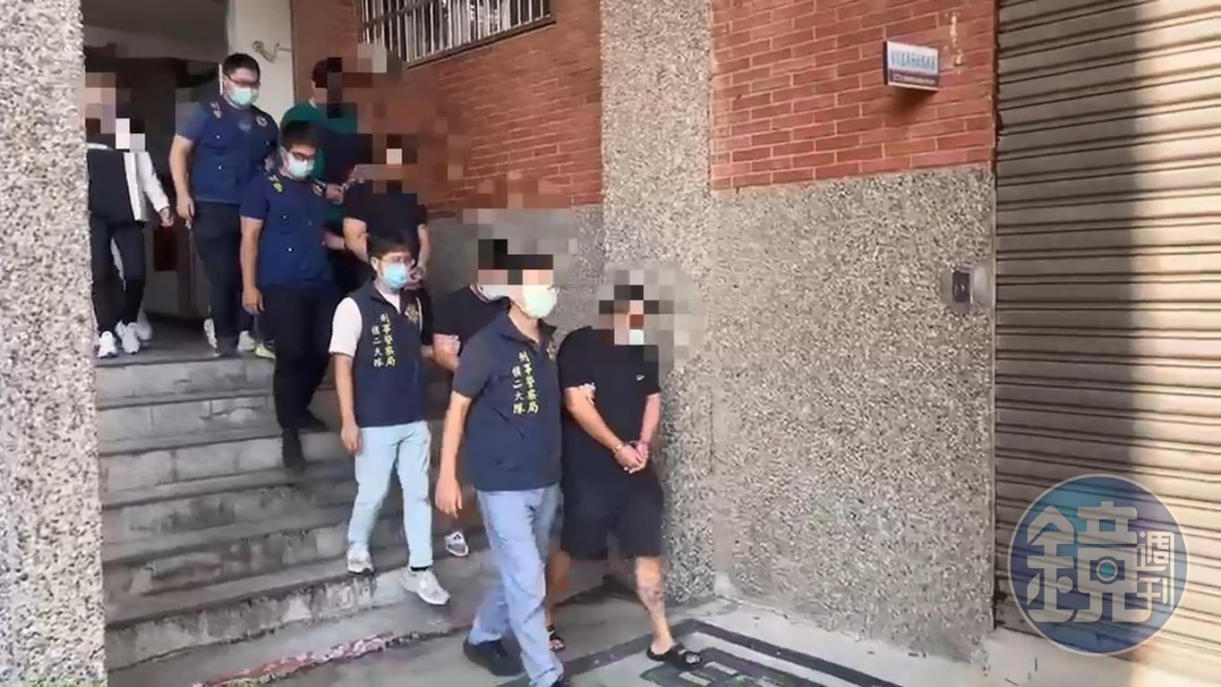 警方移送邱嫌（前一）等人。