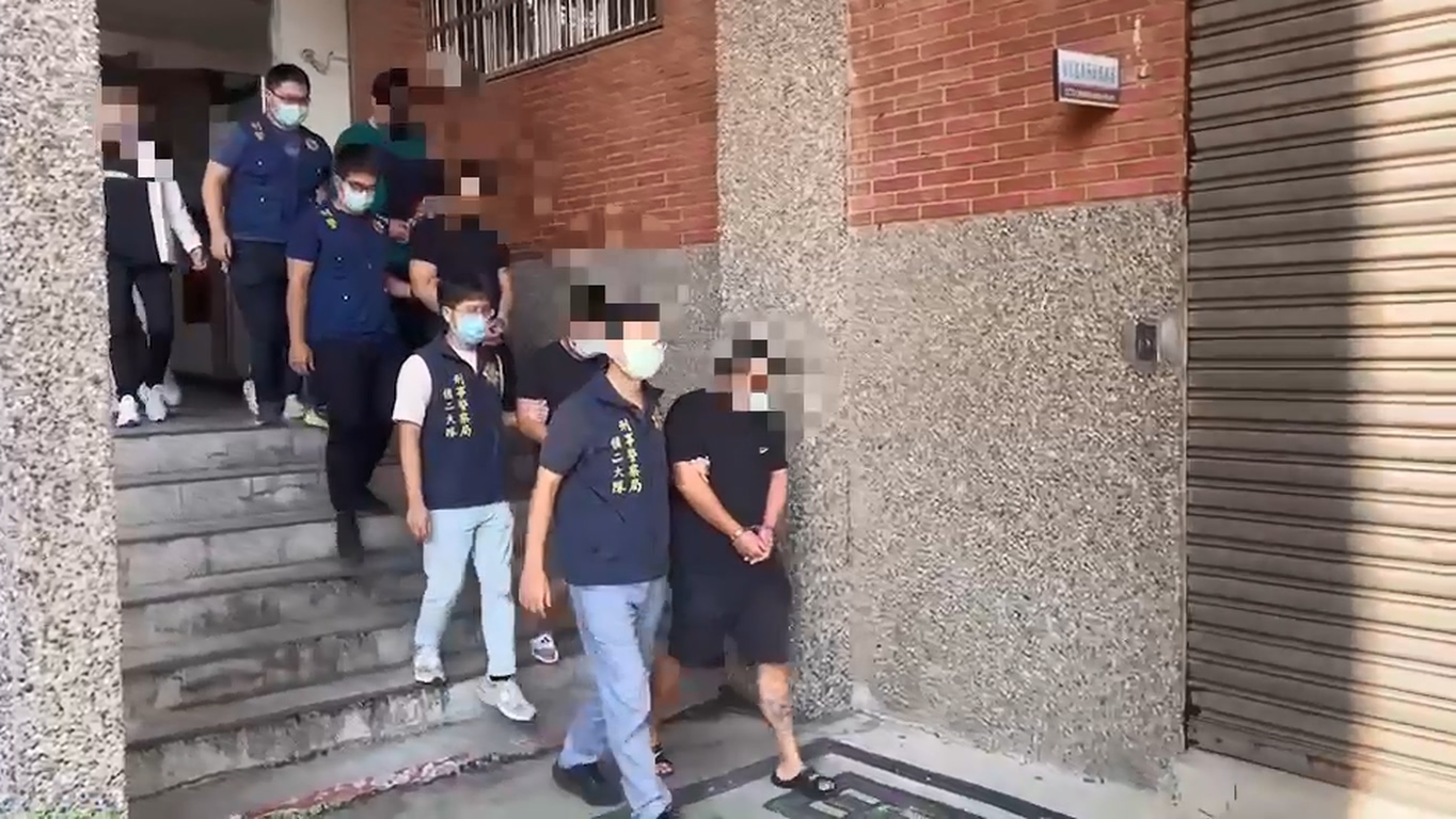警方移送邱嫌(前一)等人。