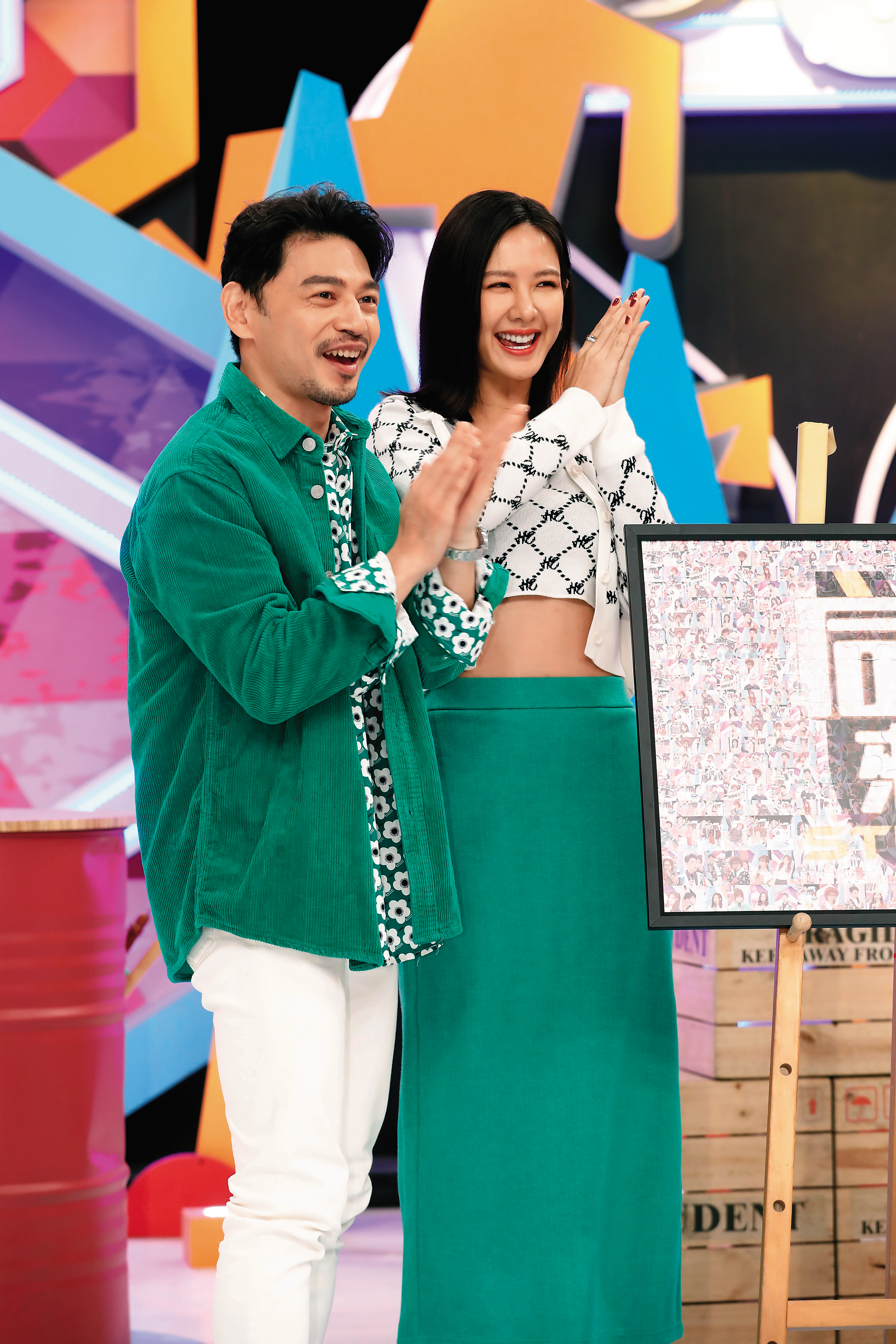 除了演戲，安心亞（右）還與阿Ken（左）主持《同學來了》。