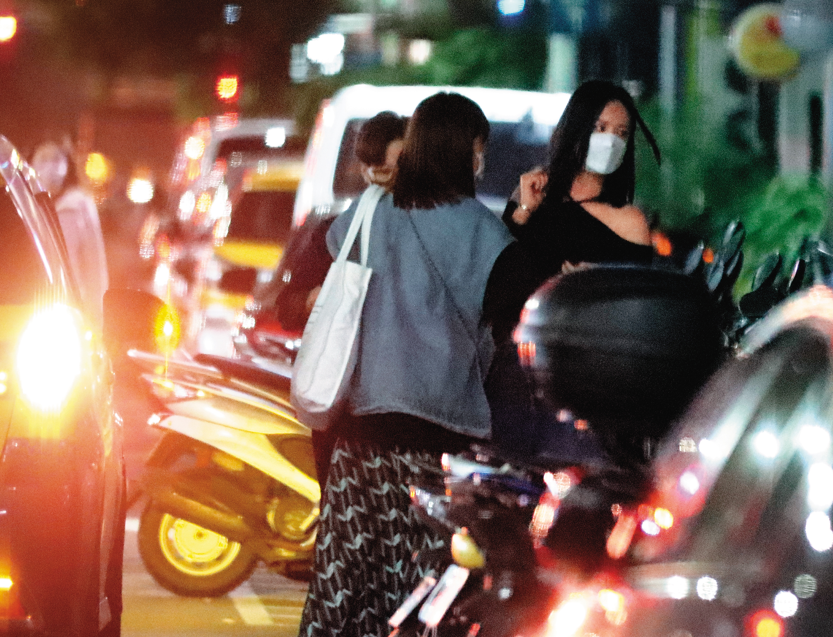 22:41 經過半小時車程，安心亞下車，看來酒還沒退，還需人攙扶。