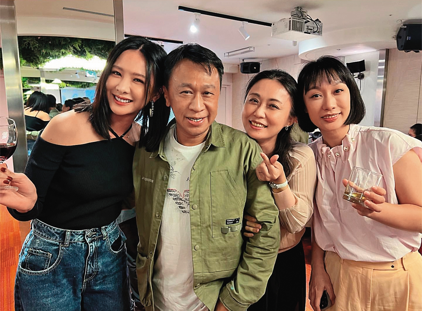 安心亞（左一）參加《牛車來去》殺青宴，與游安順（左二）等人合照。（翻攝自安心亞IG）
