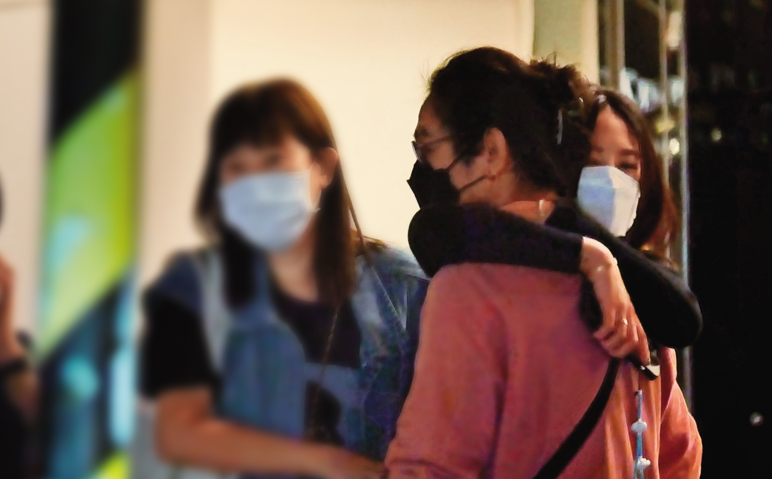 10/24 22:00 安心亞參加完公視《牛車來去》殺青宴後，整個人站不住腳，醉靠在經紀人肩膀上。