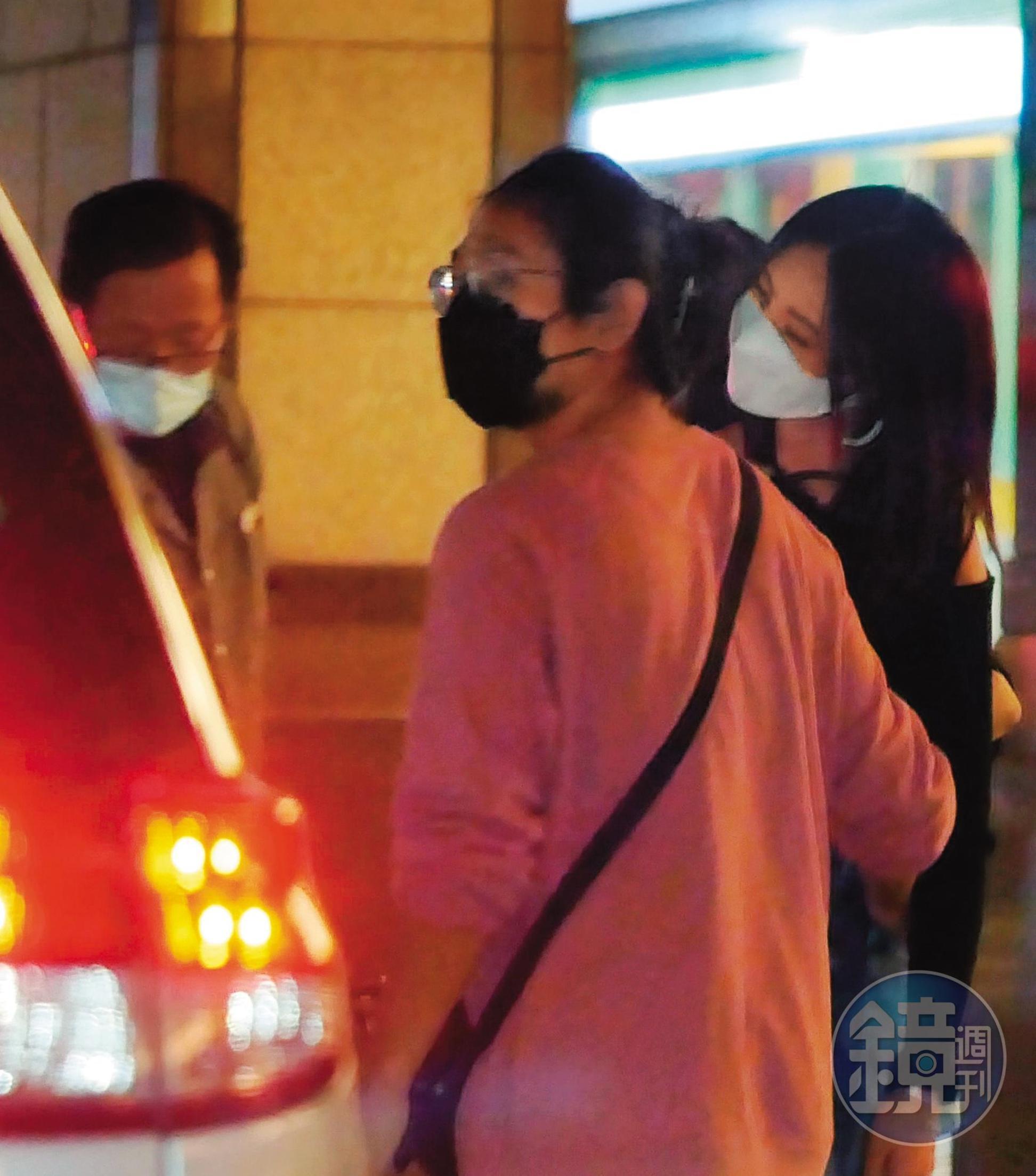 10/24 22:08 擋不住酒意,安心亞連路都沒法走,直接站著小憩,等待計程車到來。