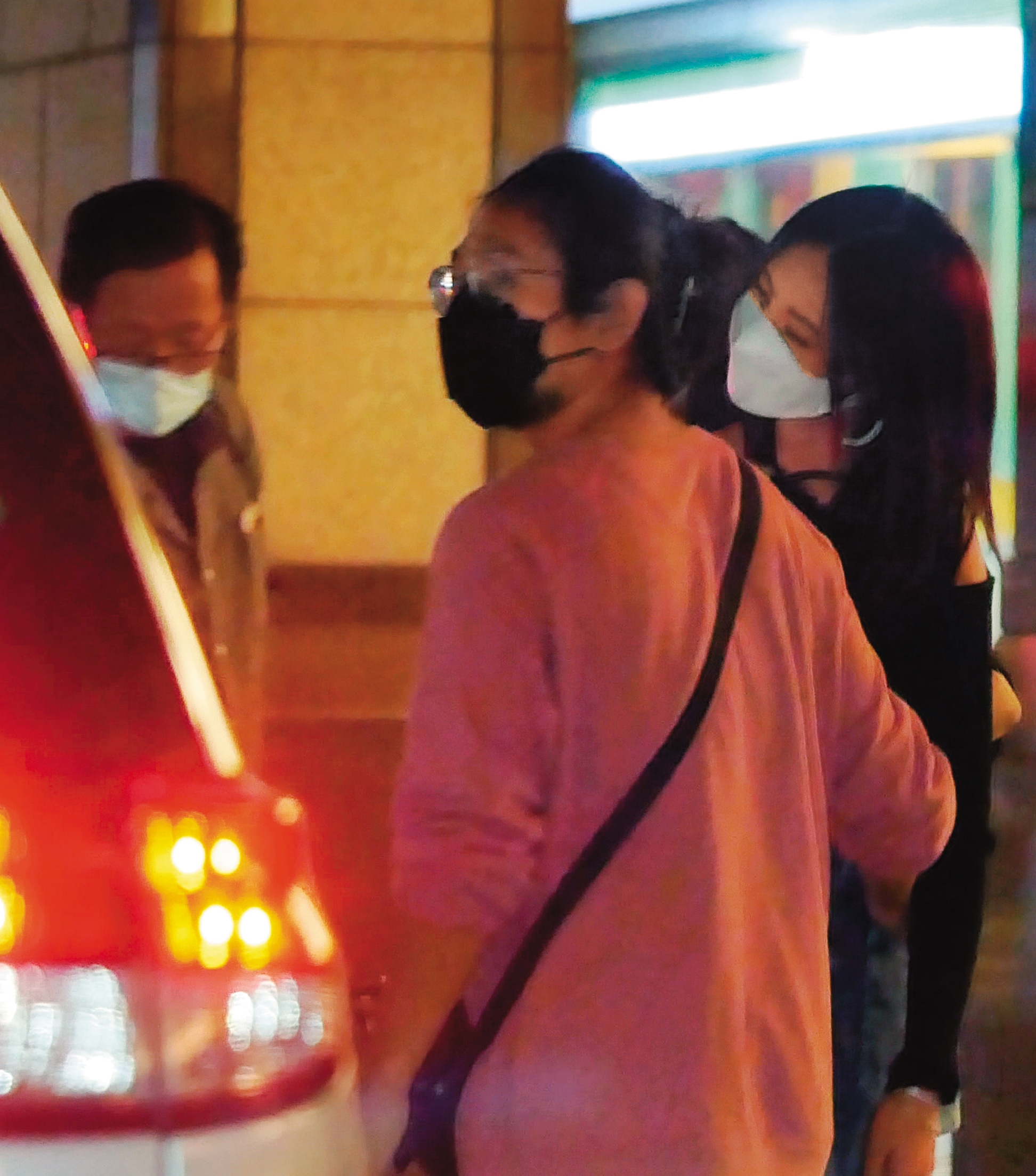 10/24 22:08  擋不住酒意，安心亞連路都沒法走，直接站著小憩，等待計程車到來。