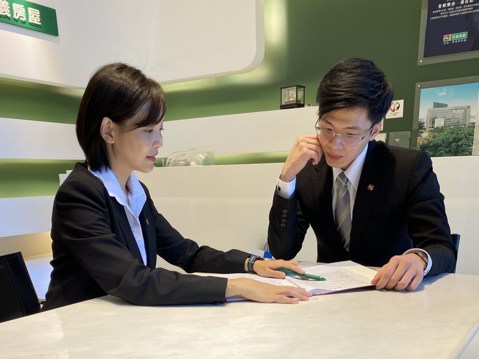 信義房屋與安信建經參考美國實施已久的ESCROW制度，於民國85年率先研發出能夠保障不動產交易金流的「買賣價金履約保證」制度，保障交易安全。（信義房屋提供）