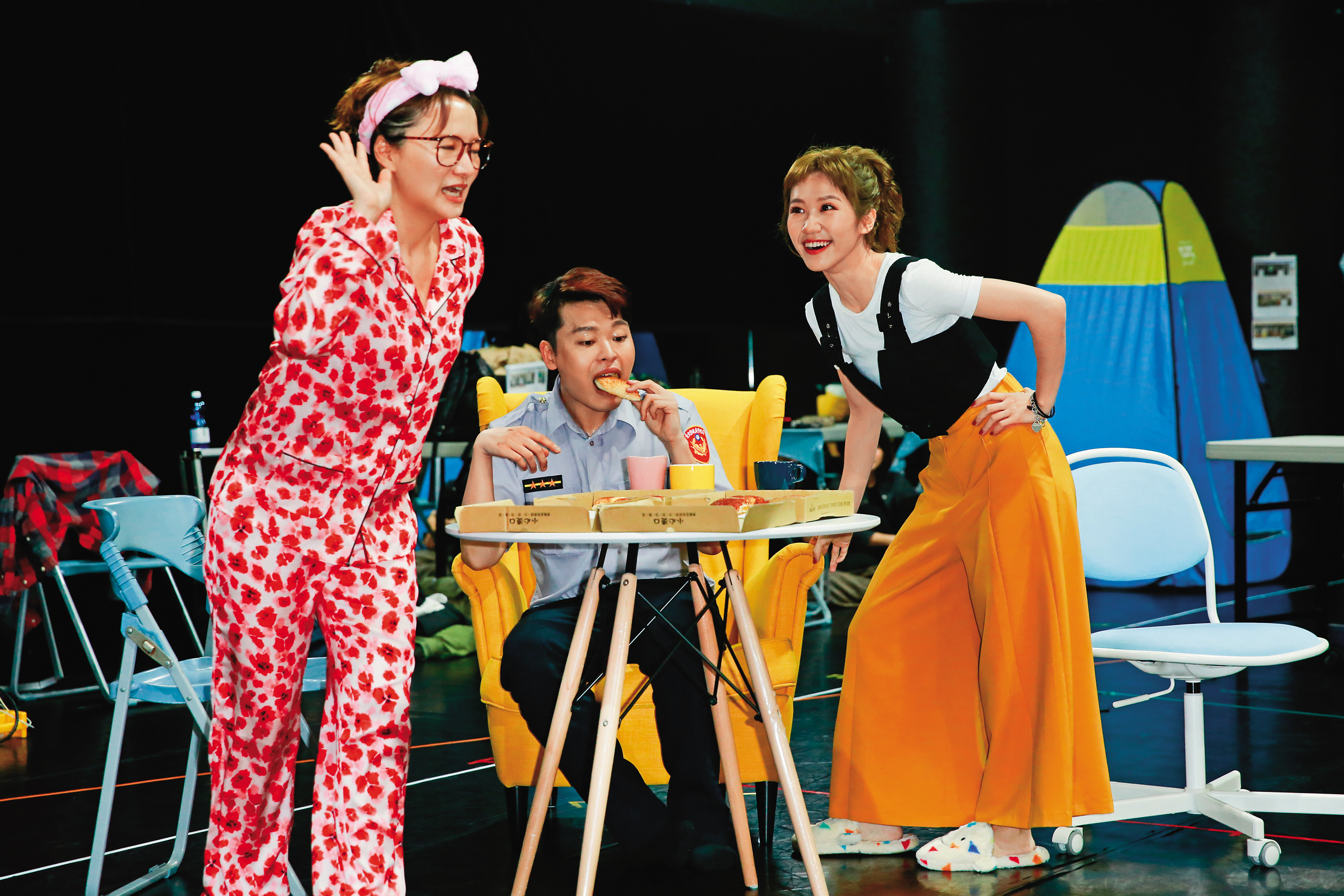 Lulu（右）除了主持，近幾年也挑戰舞台劇演出。左為程鈺婷、中為又仁。