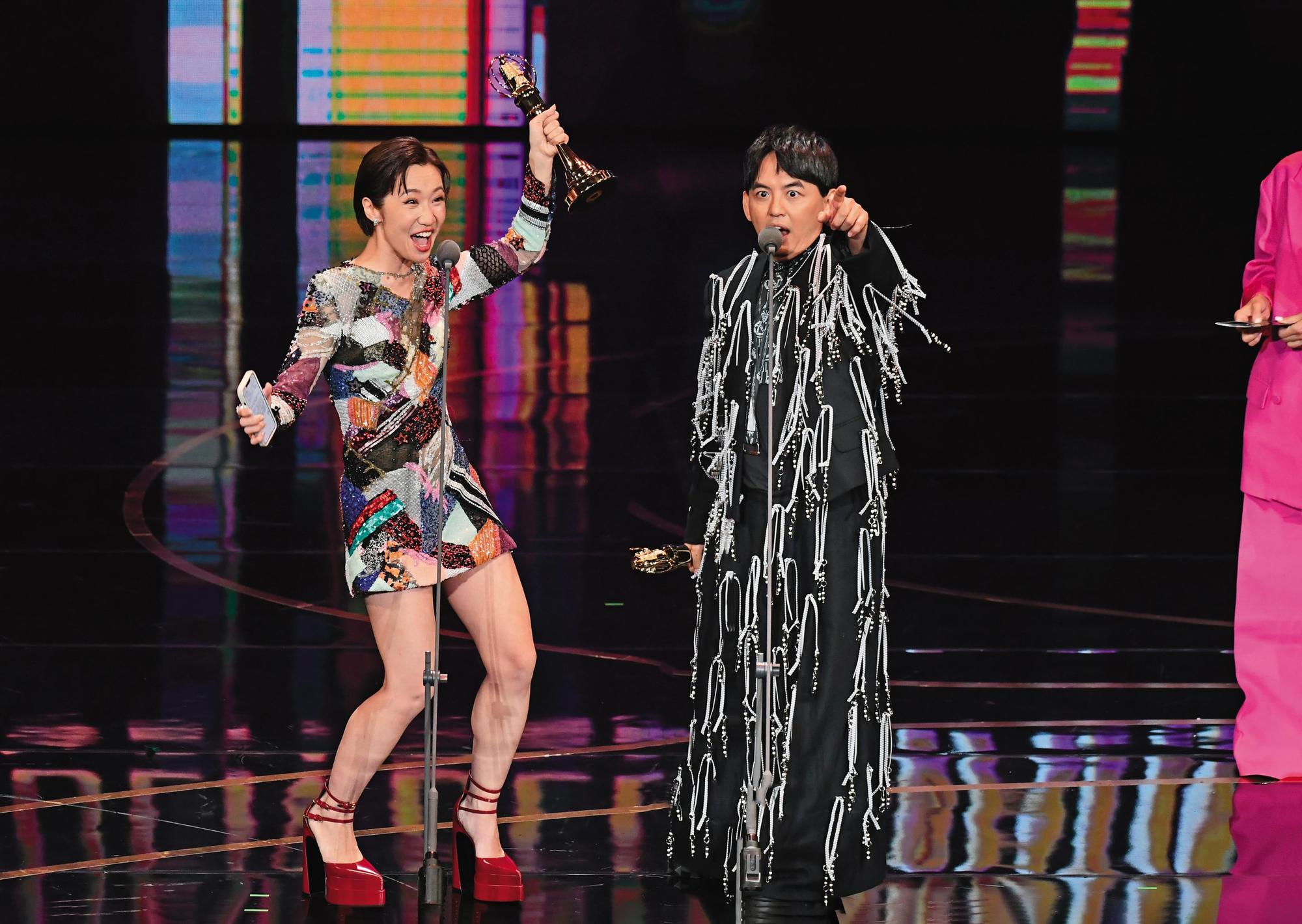 黃子佼（右）、Lulu（左）以《婚禮歌手》奪下金鐘獎綜藝節目主持人獎。（三立提供）