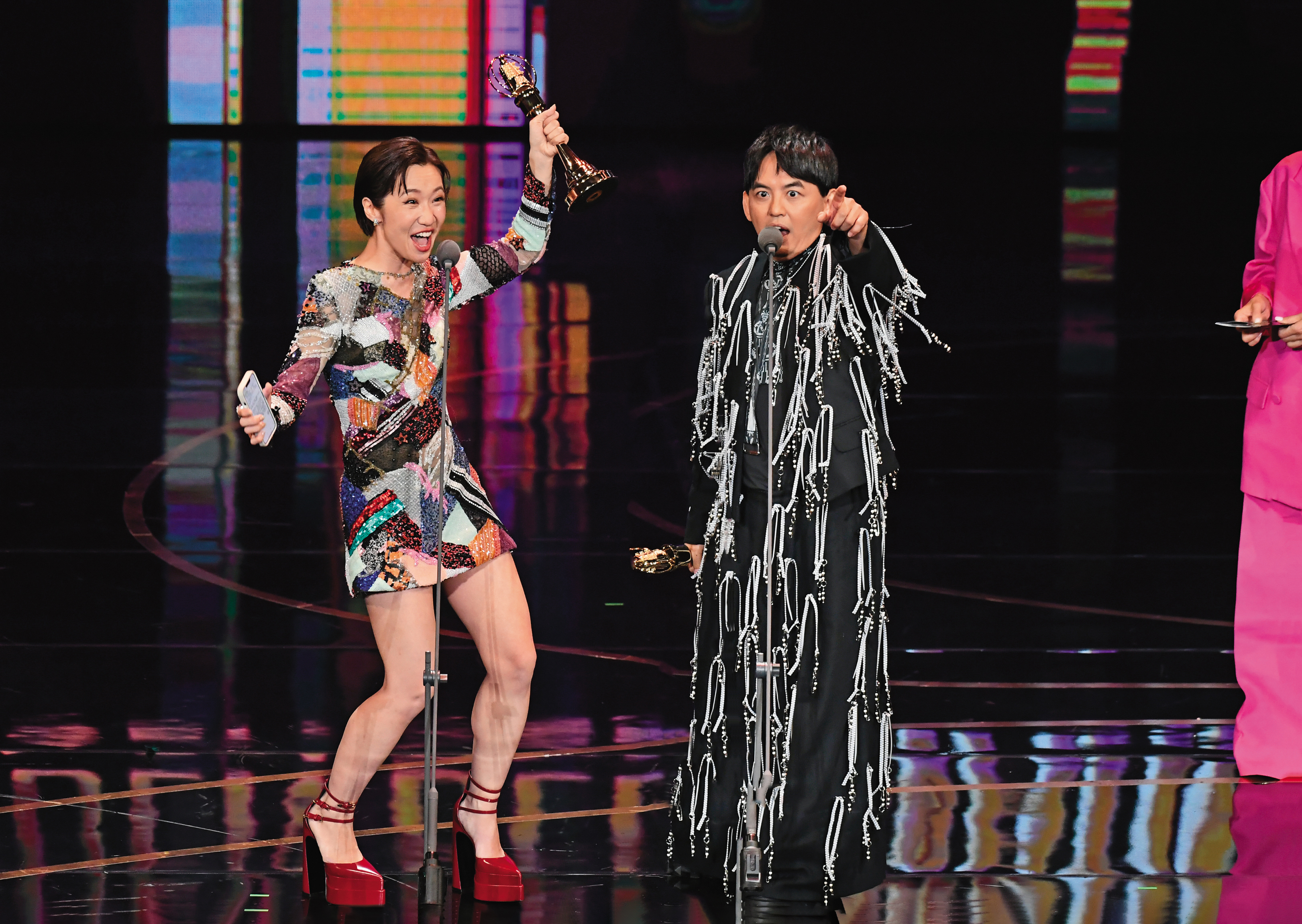 黃子佼（右）、Lulu（左）以《婚禮歌手》奪下金鐘獎綜藝節目主持人獎。（三立提供）