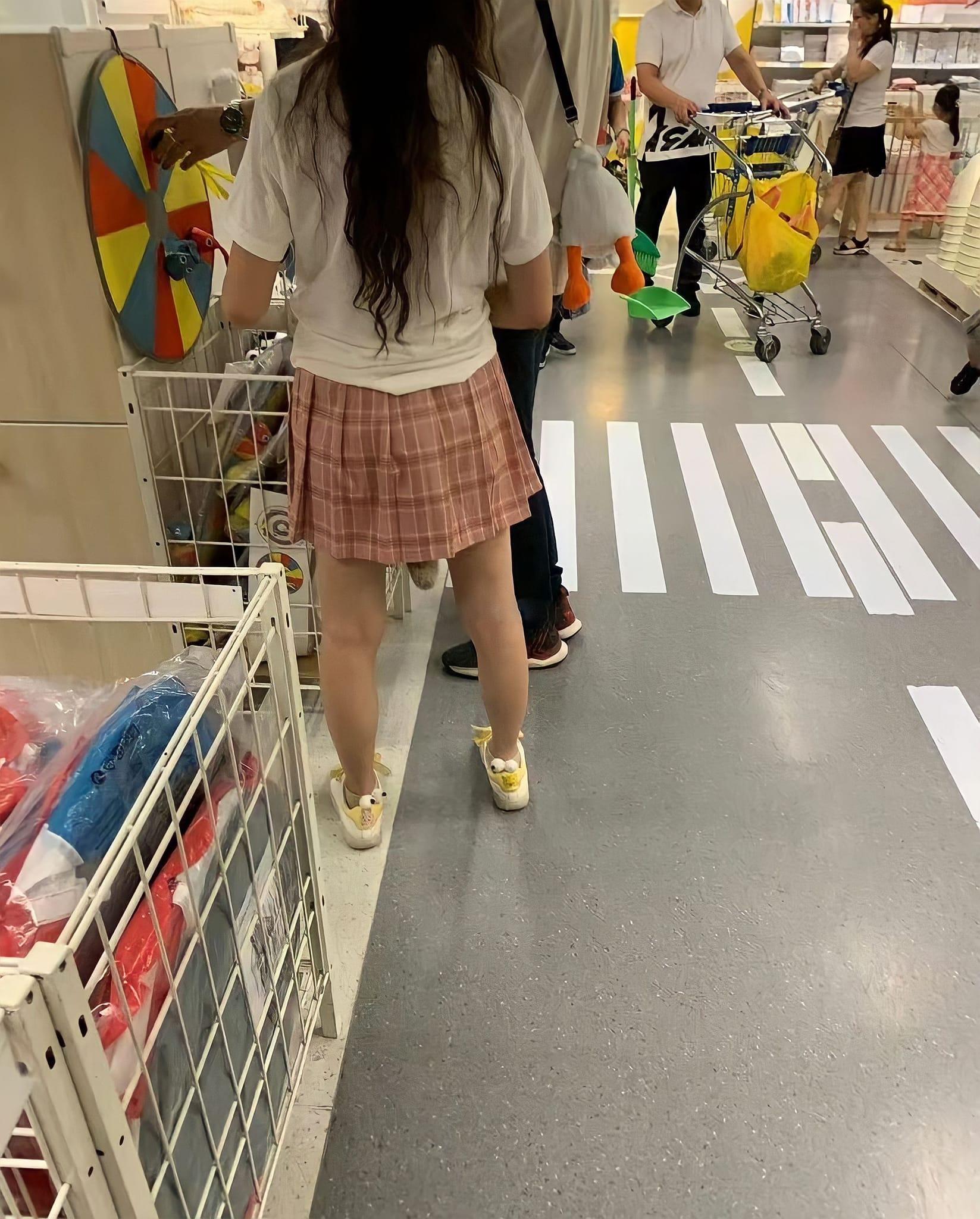 短裙妹的「尾巴」不小心露了出來。（翻攝自爆廢公社公開版）