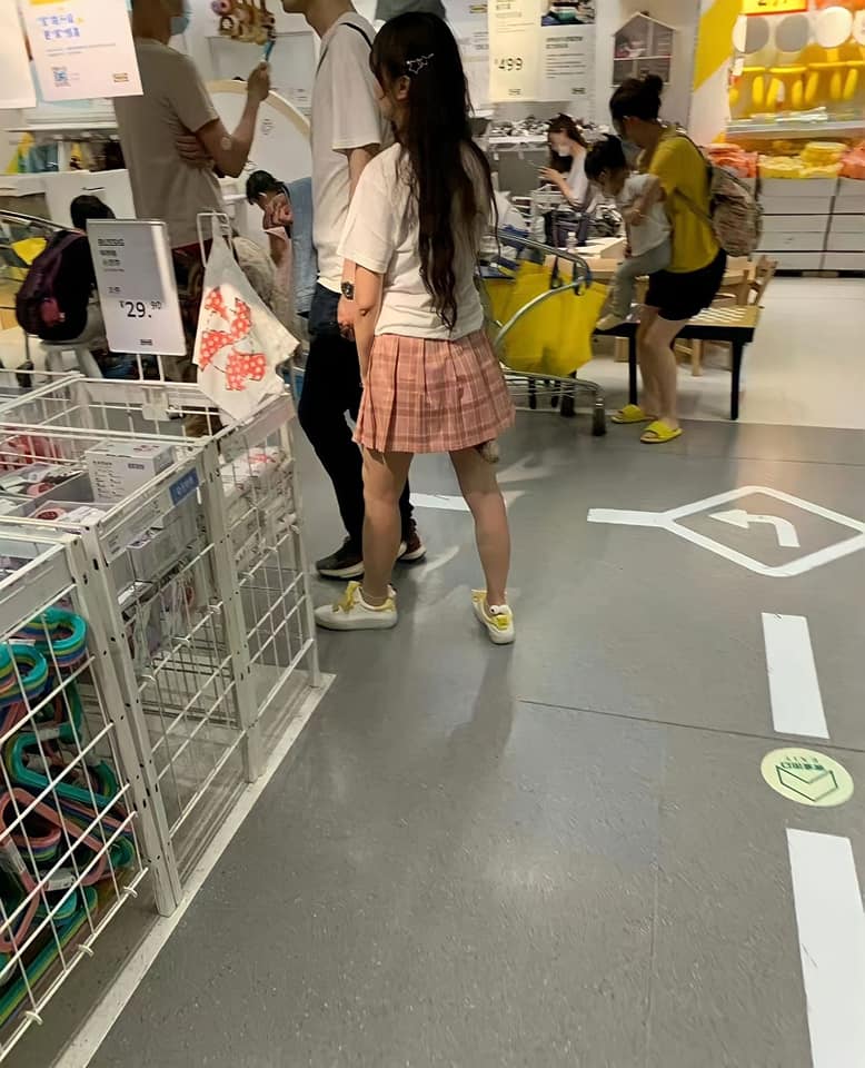 短裙妹的「尾巴」不小心露了出來。（翻攝自爆廢公社公開版）