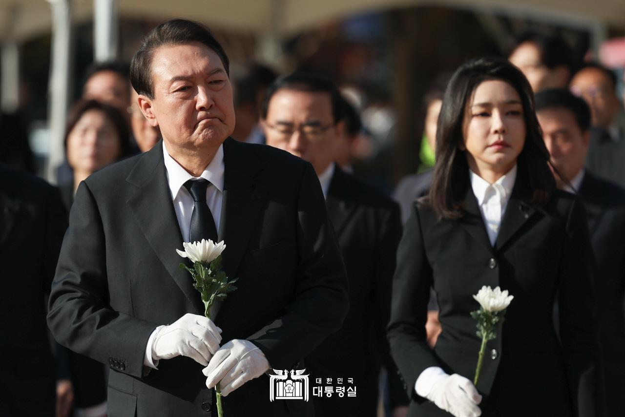 尹錫悅今(31日)到光化門首爾市廳廣場向梨泰院事故亡者獻花弔唁。(翻攝自南韓總統府網站)