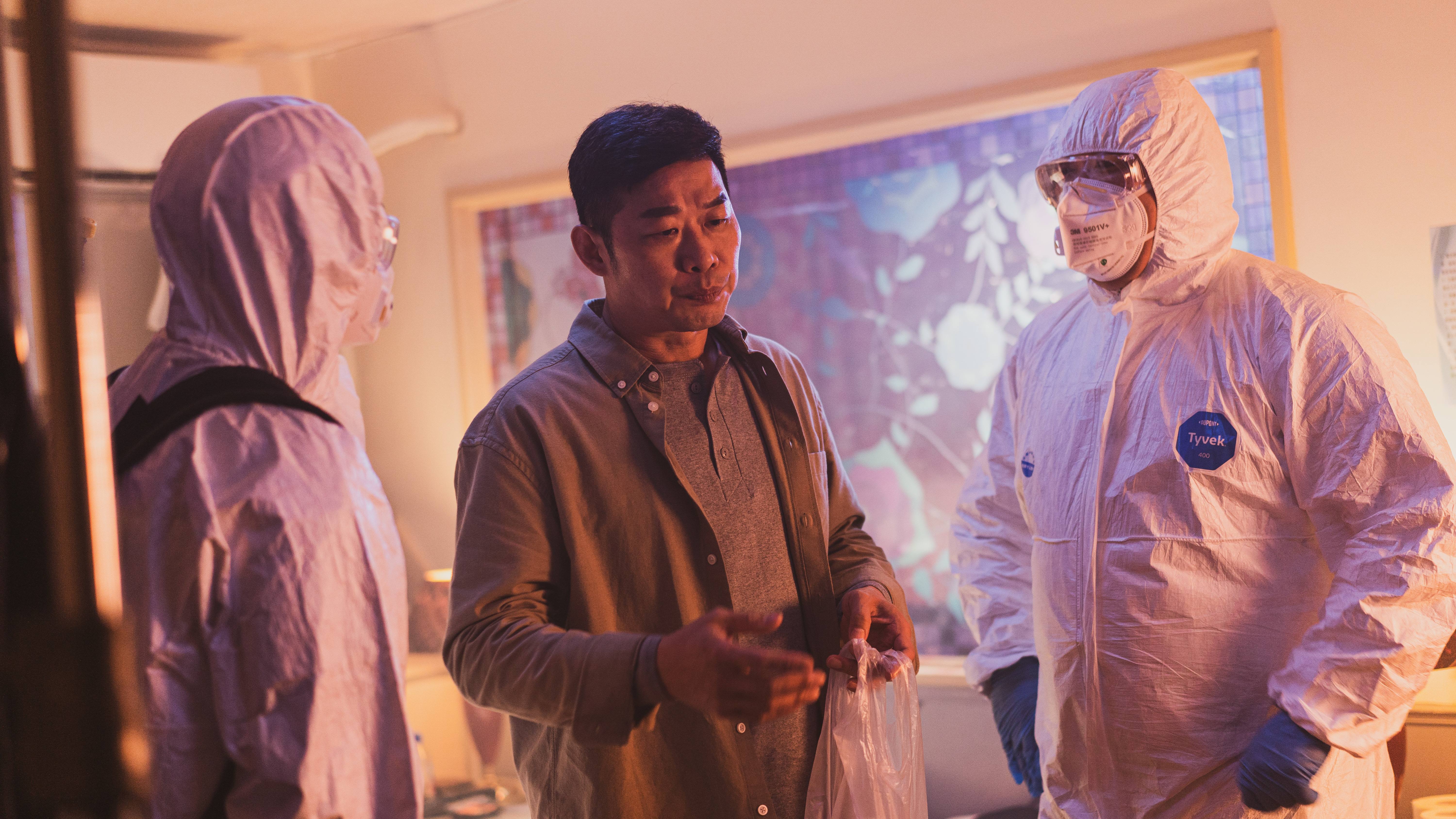 在《天字第二號》馬力歐飾演被隔離在旅館的男主角,只能用通訊軟體與外界接觸,同時間周旋在妻子與小三之間。(公視台語台提供)