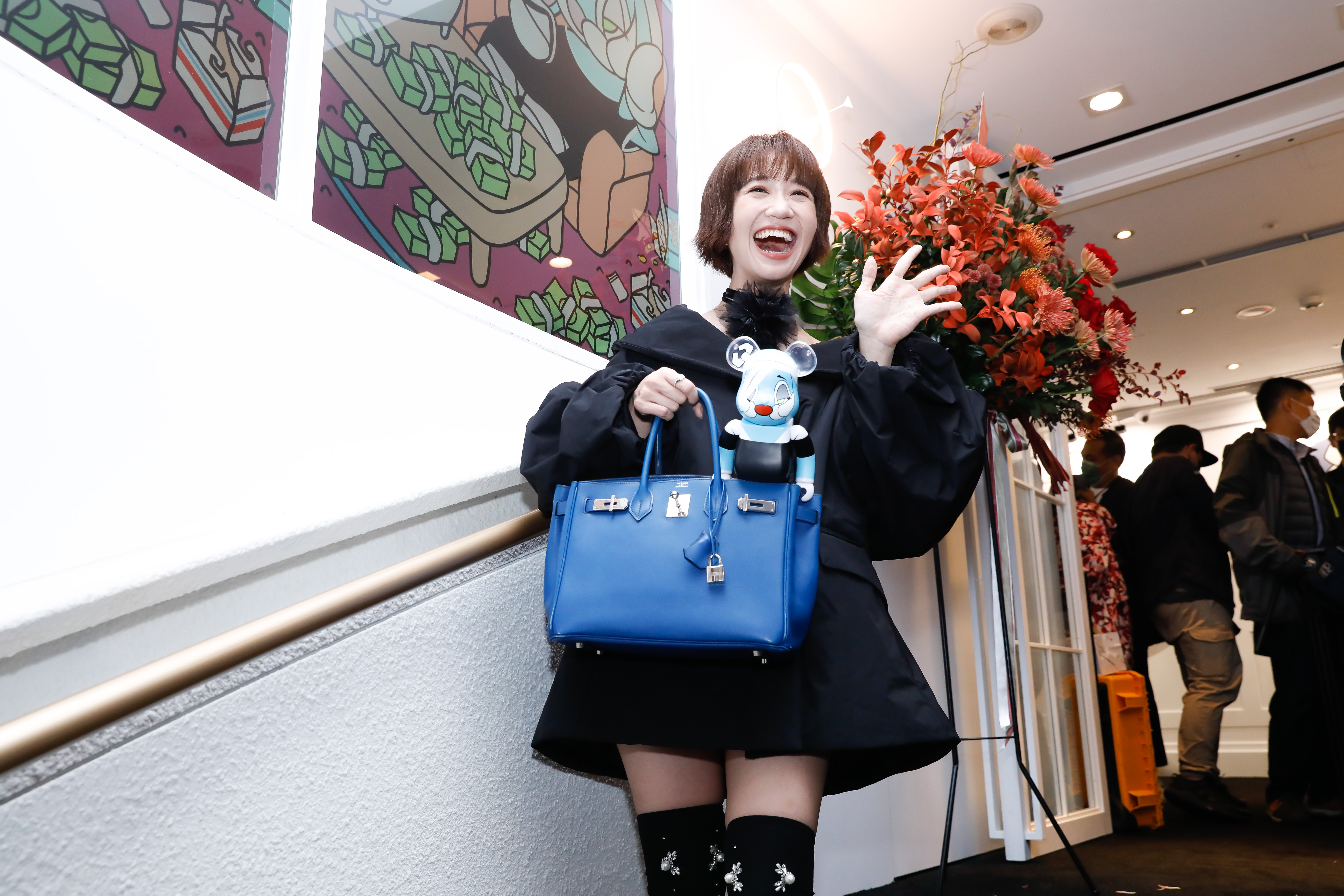 Lulu拎著黃子佼送的柏金包出席活動。