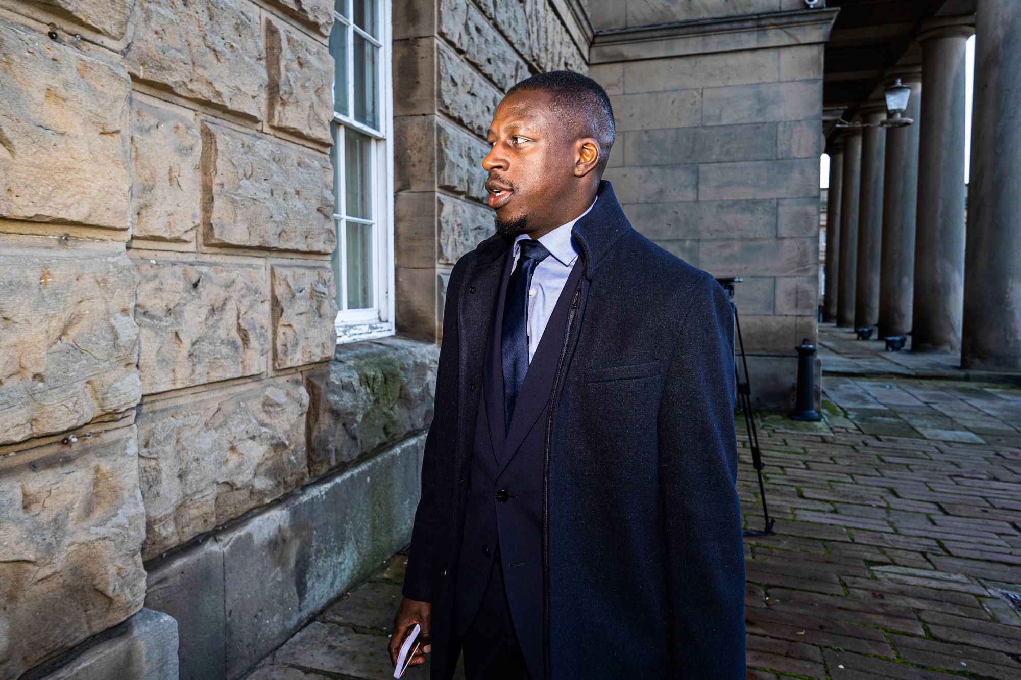 英超曼城明星後衛門迪涉多起性侵案，透過律師提交陳述表示雙方是自願發生性行為。（翻攝推特@DeadlineDayLive）