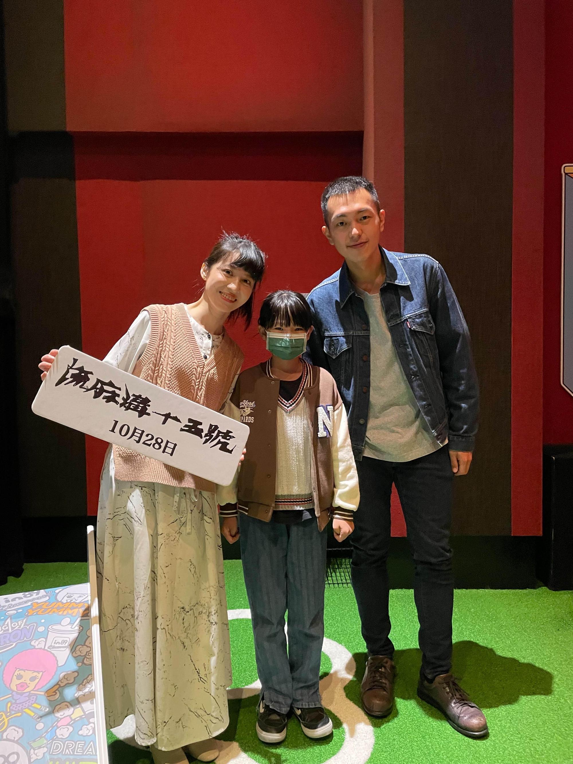 連俞涵與莊岳碰到年僅十歲的小女孩與家人一起觀影，她也呼籲觀眾帶手帕或毛巾看電影，才能放心走進故事。（牽猴子提供）