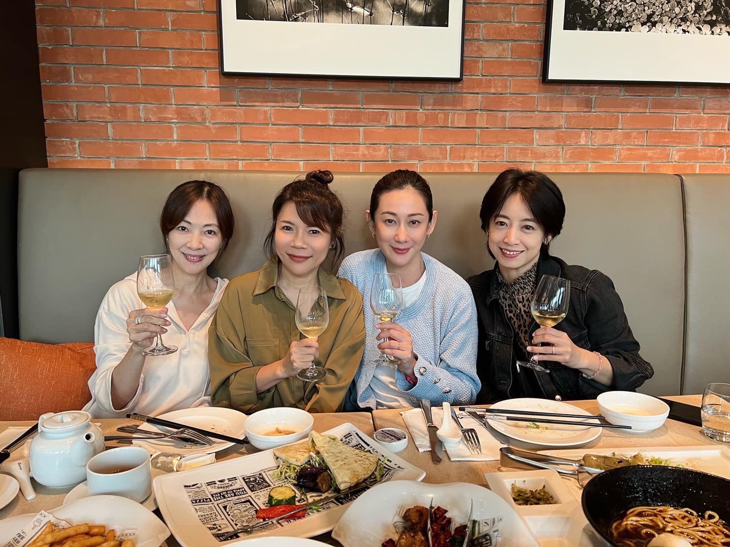 郭昱晴曬出與《麻辣鮮師》製作人和另2位學生林利霏、范筱梵一起聚餐的照片。（翻攝自郭昱晴臉書）