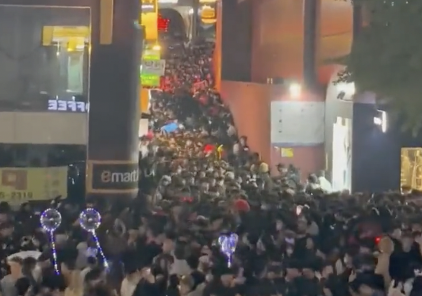 南韓梨泰院29日爆發踩踏慘案。（翻攝自推特）