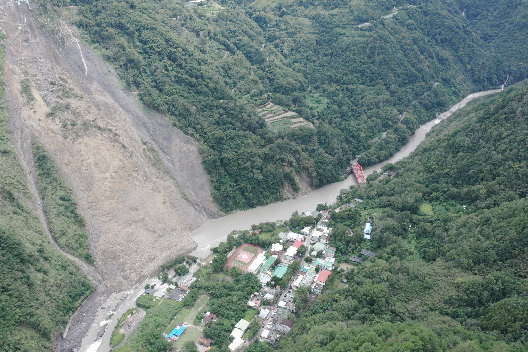 農委會水土保持局今(31日)晚發布土石流紅色警戒52條、黃色警戒44條。(示意圖,翻攝自水土保持局-永續水土保育臉書)