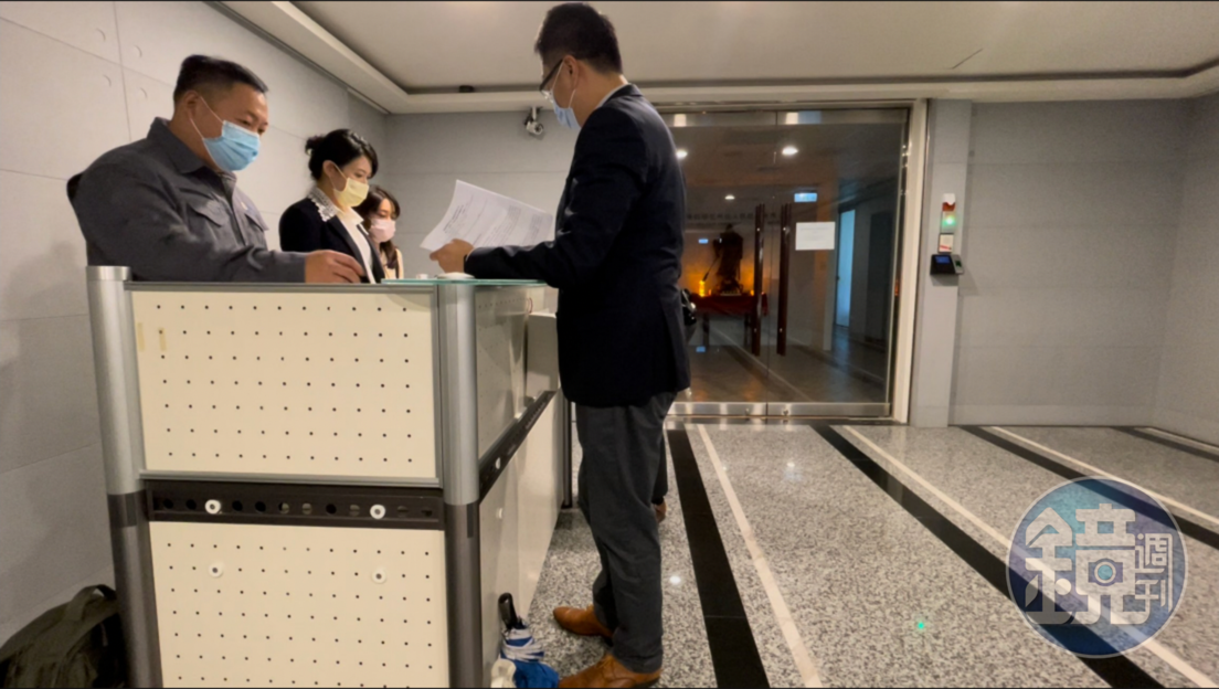 隆銘5位董事因無法進入公司,10月31日於總部門口再開臨時董事會。(讀者提供)