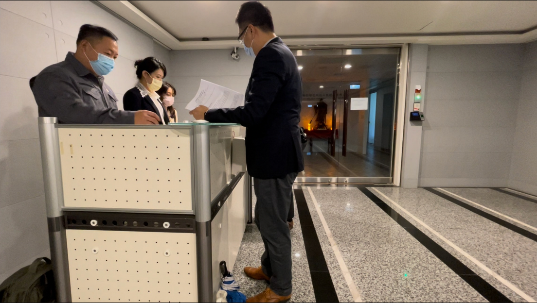 隆銘5位董事因無法進入公司，10月31日於總部門口再開臨時董事會。（讀者提供）