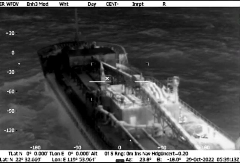 巴拿馬籍的水泥專用船「鑫順一號」在彰化外海故障沉沒，17名船員棄船。（翻攝畫面）