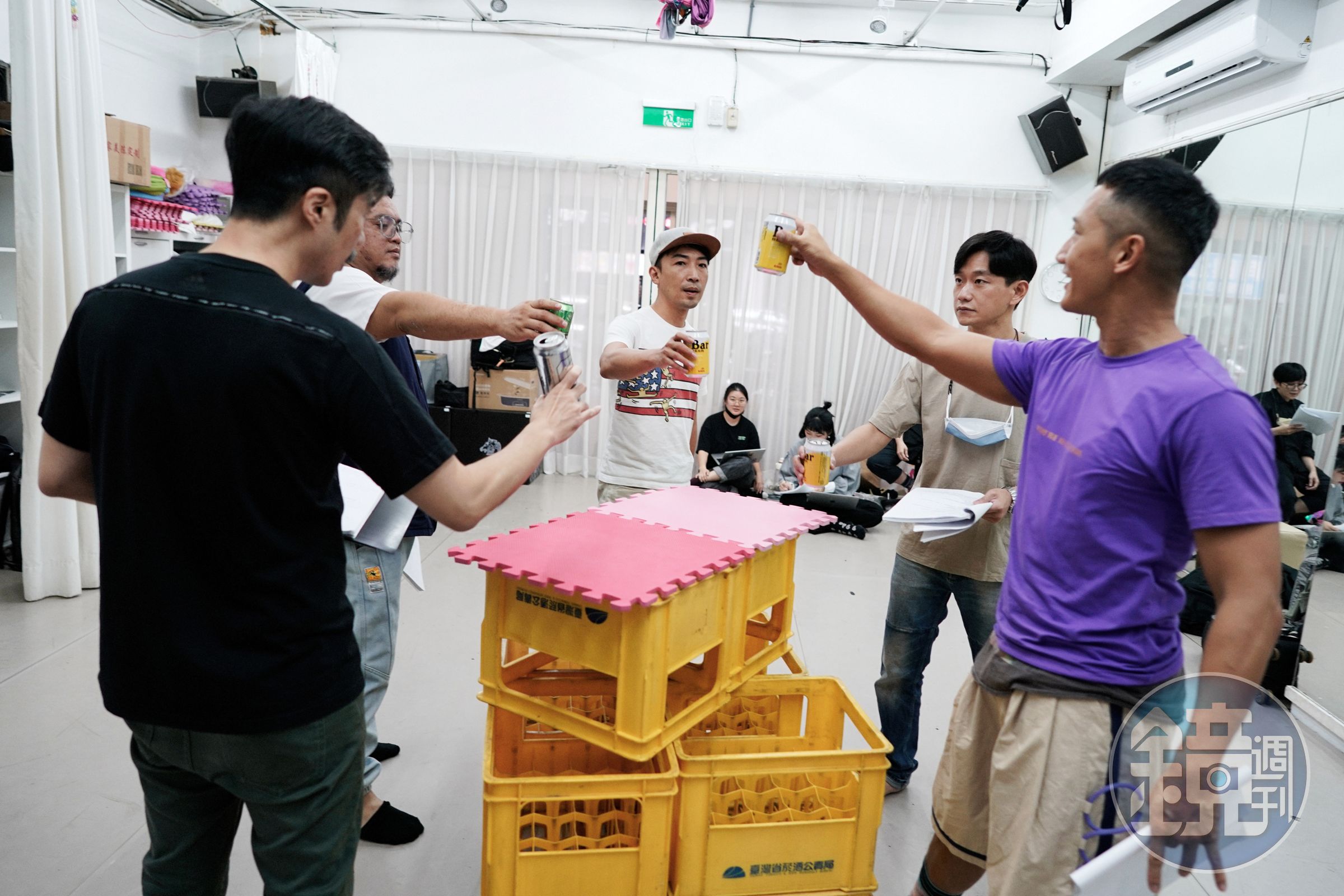 《沒有人想交作業》劇場版昨（10月31日）舉行彩排，演員們認真排練。（春河劇團提供）