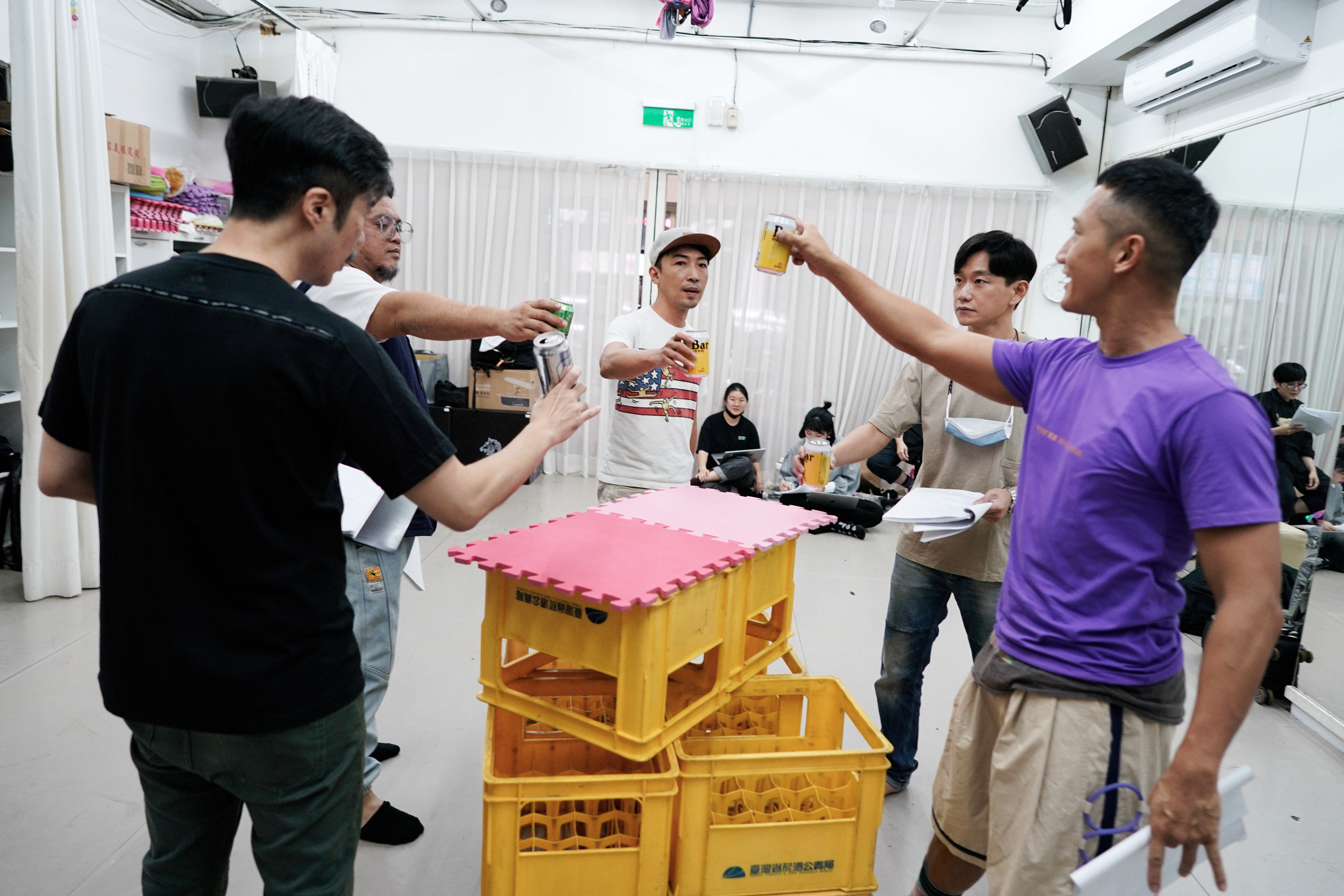 《沒有人想交作業》劇場版昨（10月31日）舉行彩排，演員們認真排練。（春河劇團提供）