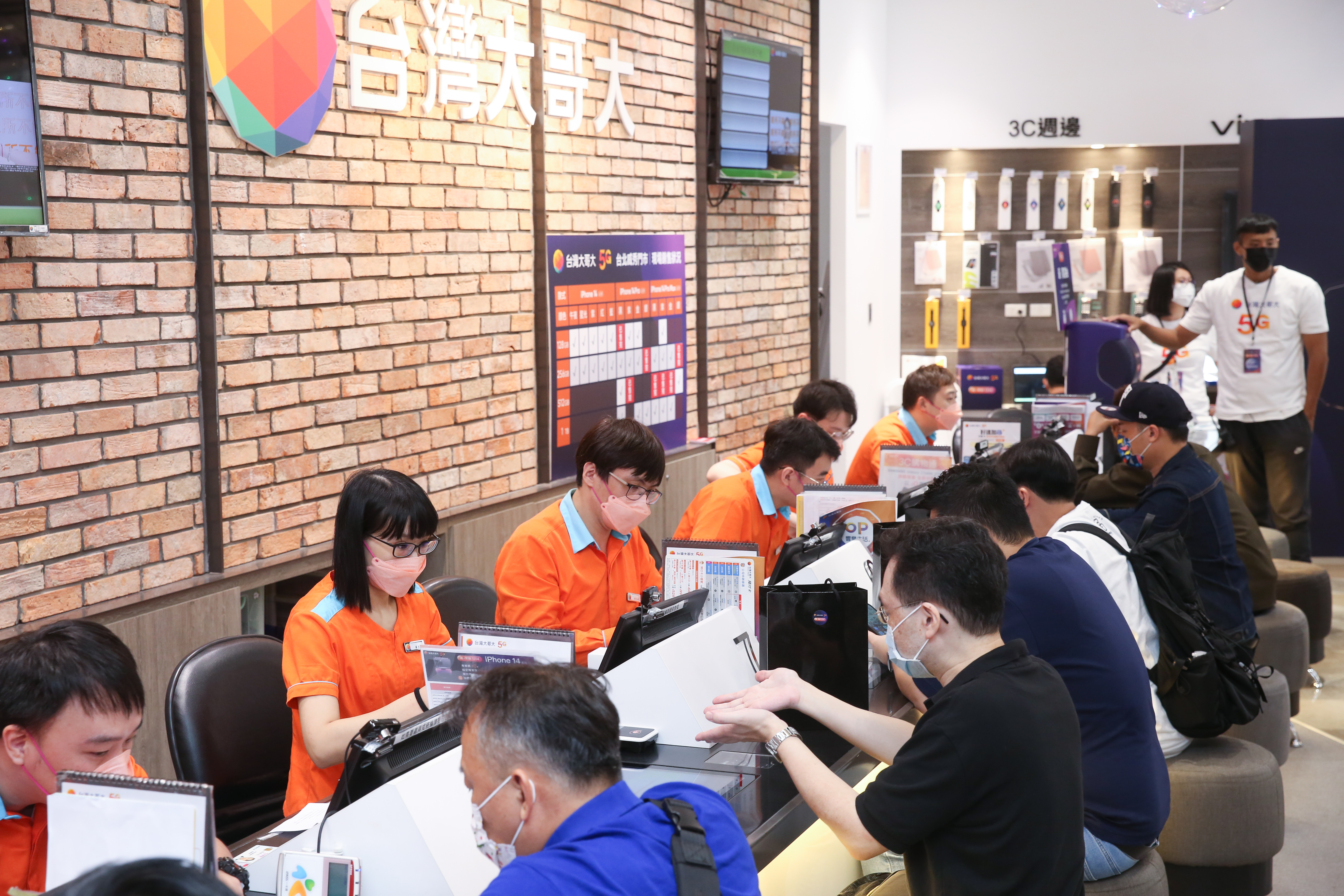 電信三雄瞄準雙11強攻點數回饋，亞太電信、台灣之星對決4G吃到飽最低價。（本刊資料照）