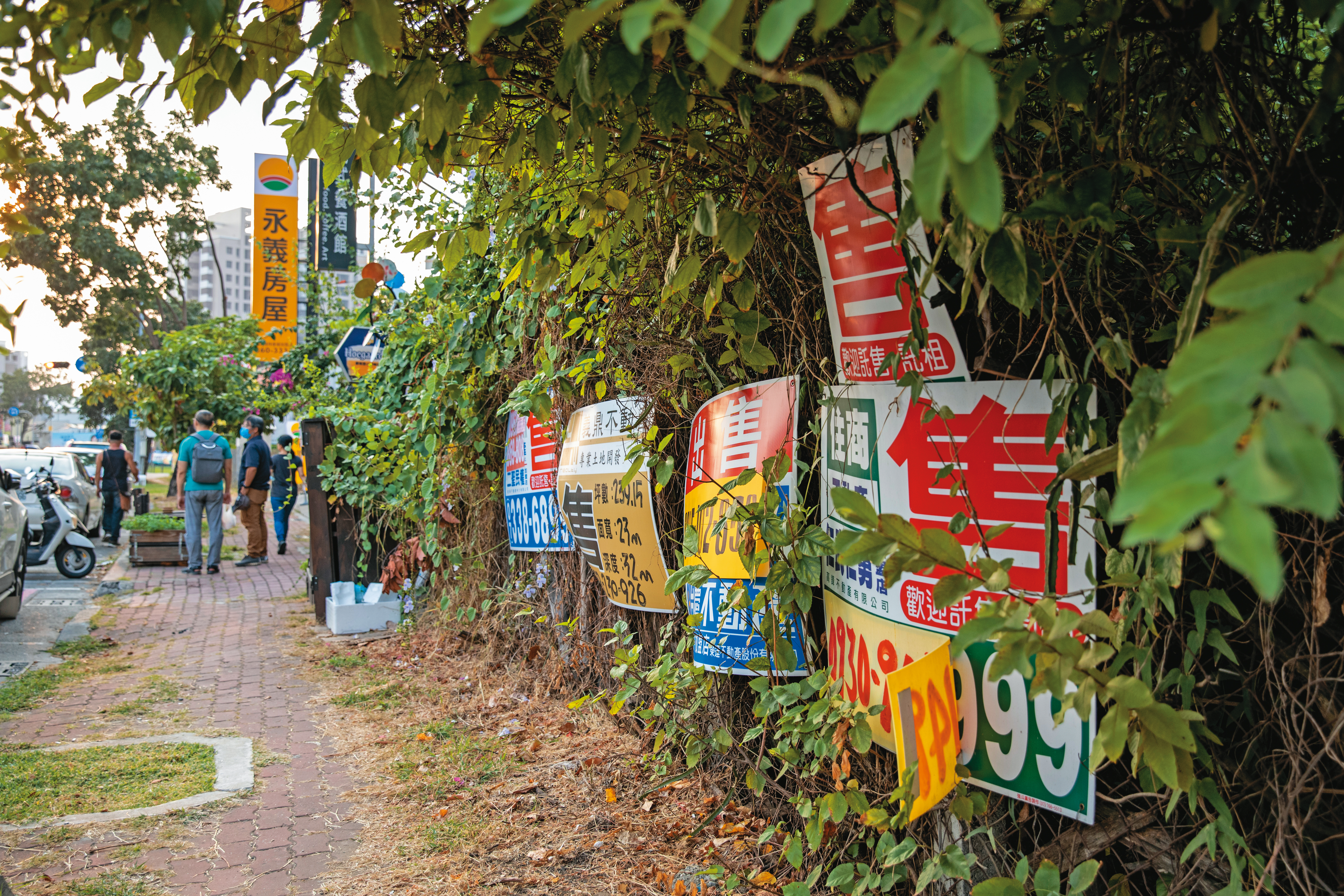 最新公布的買賣移轉棟數持續下滑，恐創6年以來首度衰退，隨處可見房屋求售看板。