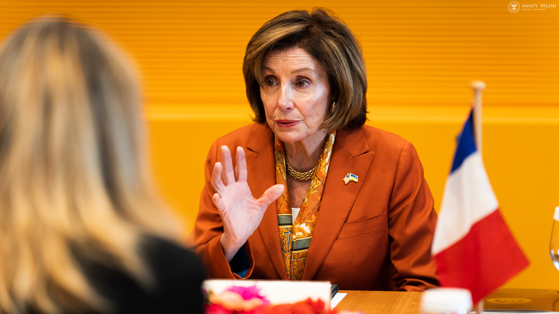 美國眾議院議長裴洛西的老公上週遇襲，歹徒本來是想要綁架裴洛西。（翻攝自裴洛西臉書）