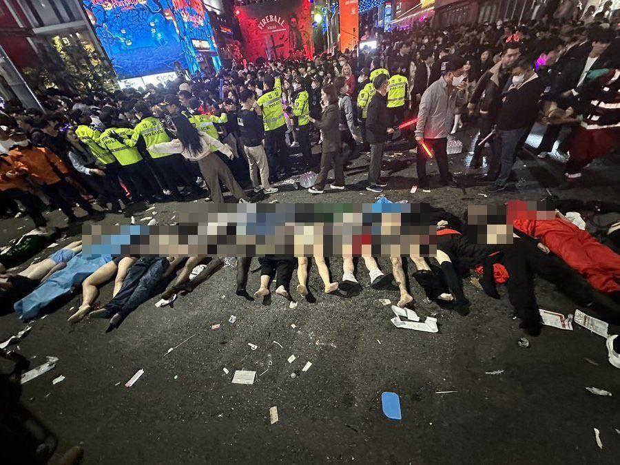 南韓梨泰院爆發踩踏事件,昨晚再增一名罹難者。目前累計死亡人數已經達155人。(翻攝自推特)