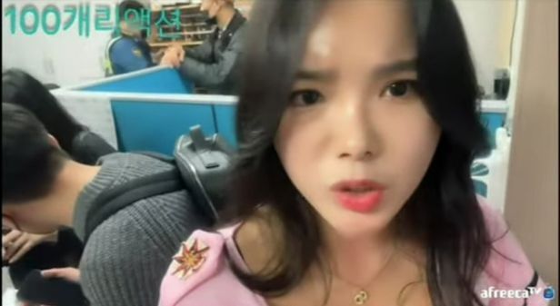 女主播被擠到包包遺失，反救她一命！直播一句話成「先知」。（翻自《朝鮮日報》）