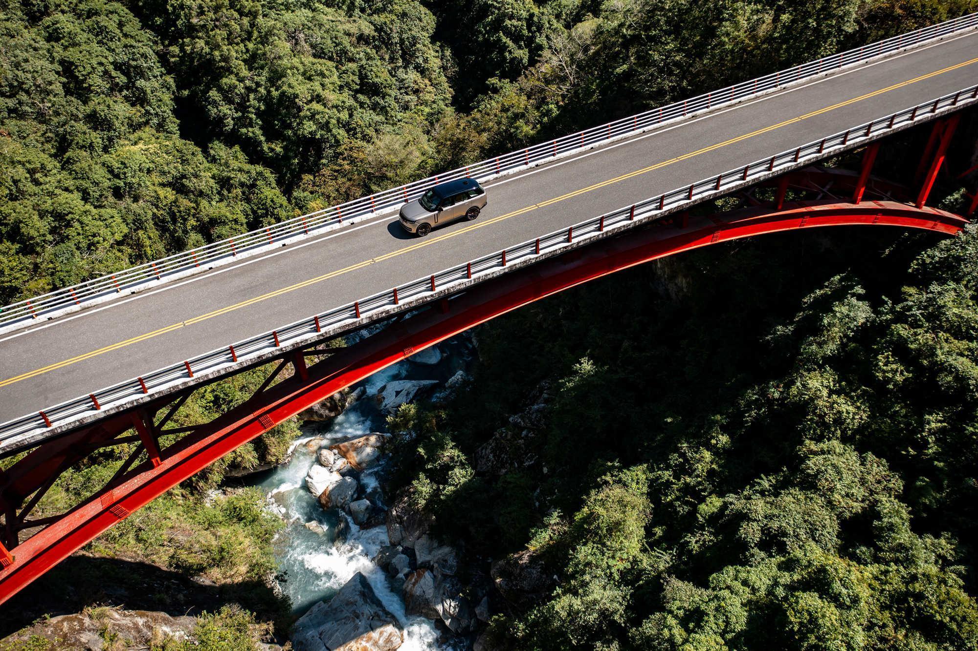 The New Range Rover 承襲源自 Range Rover 車系 50 載的風華淬鍊，展現令人驚嘆的現代感、出類拔萃的細節和無與倫比的頂尖能力。