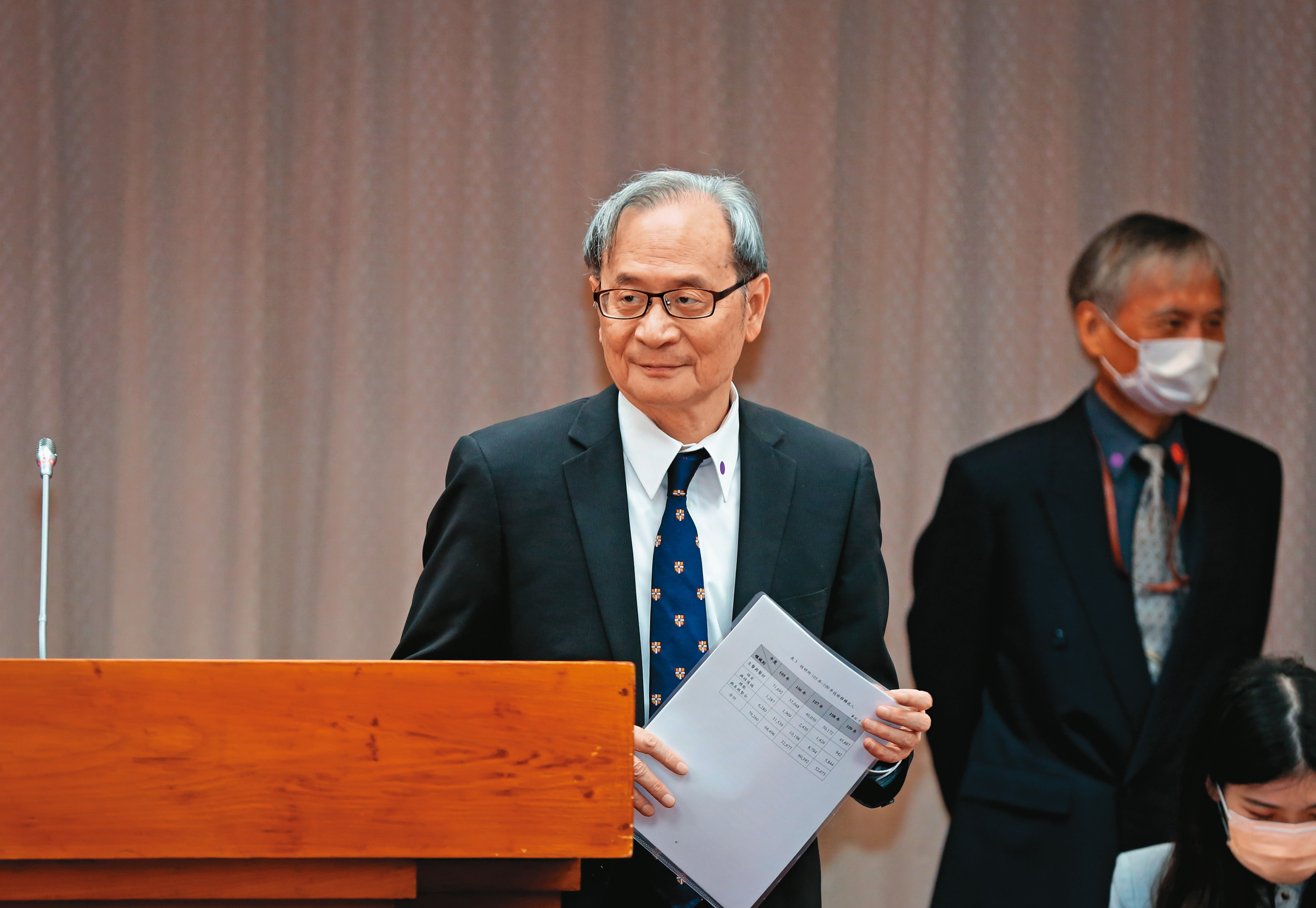 吹哨者將抄襲證據寄到原能會首長信箱，主委謝曉星（圖）卻未積極處理。