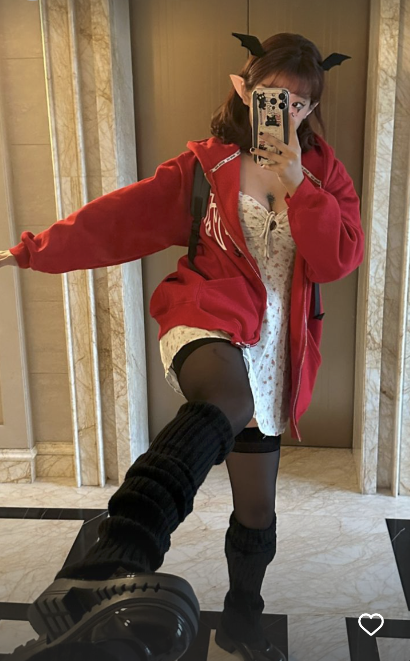 梧桐妹萬聖節扮成小惡魔，爆乳秀性感。（翻攝梧桐妹IG）