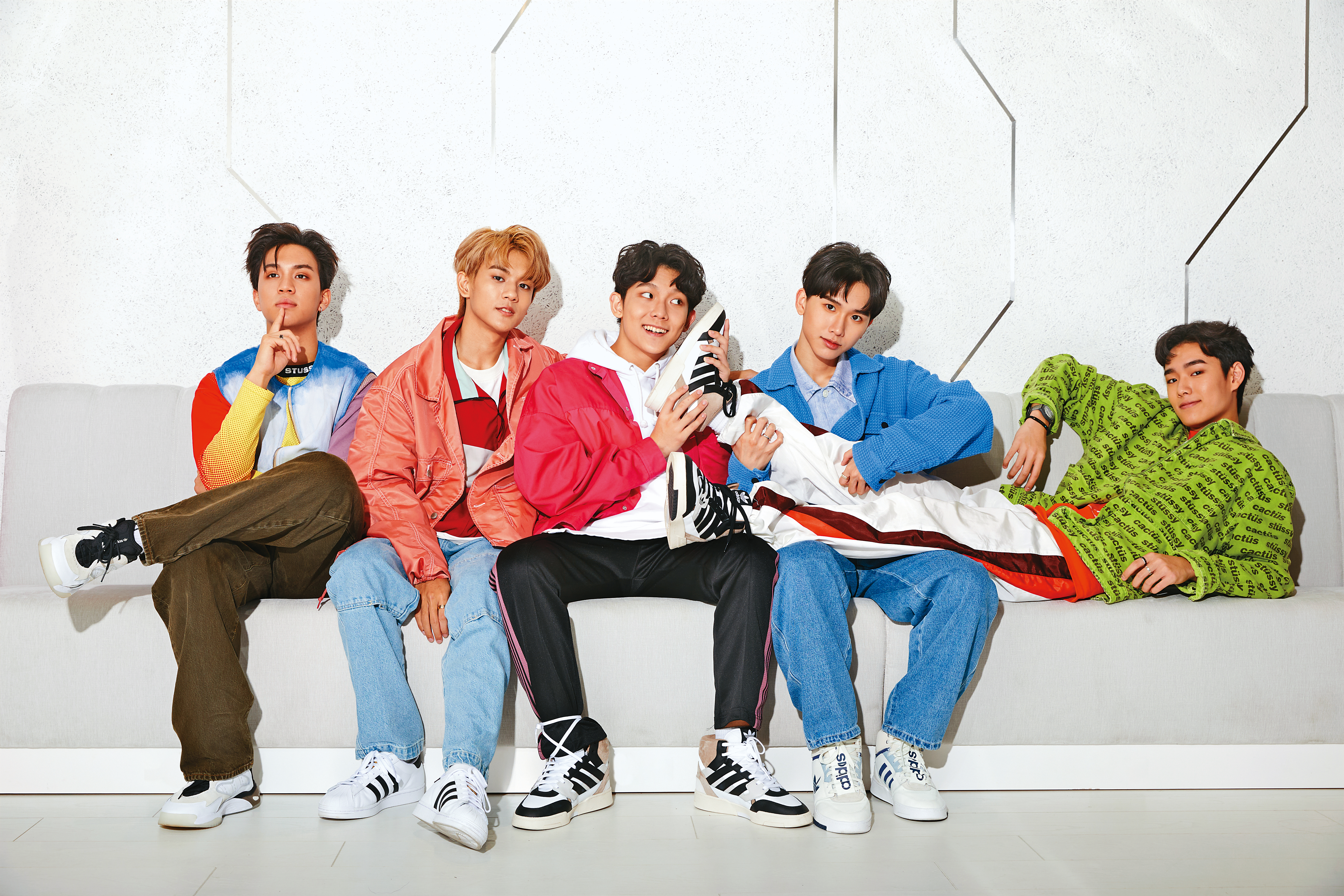 由李秉諭（左起）、盧佾暘、林毓家、黃莑茗與須弘道組成的「AcQUA源少年」，逐夢之旅正式啟航，高呼下一站「想拿下金曲獎」。