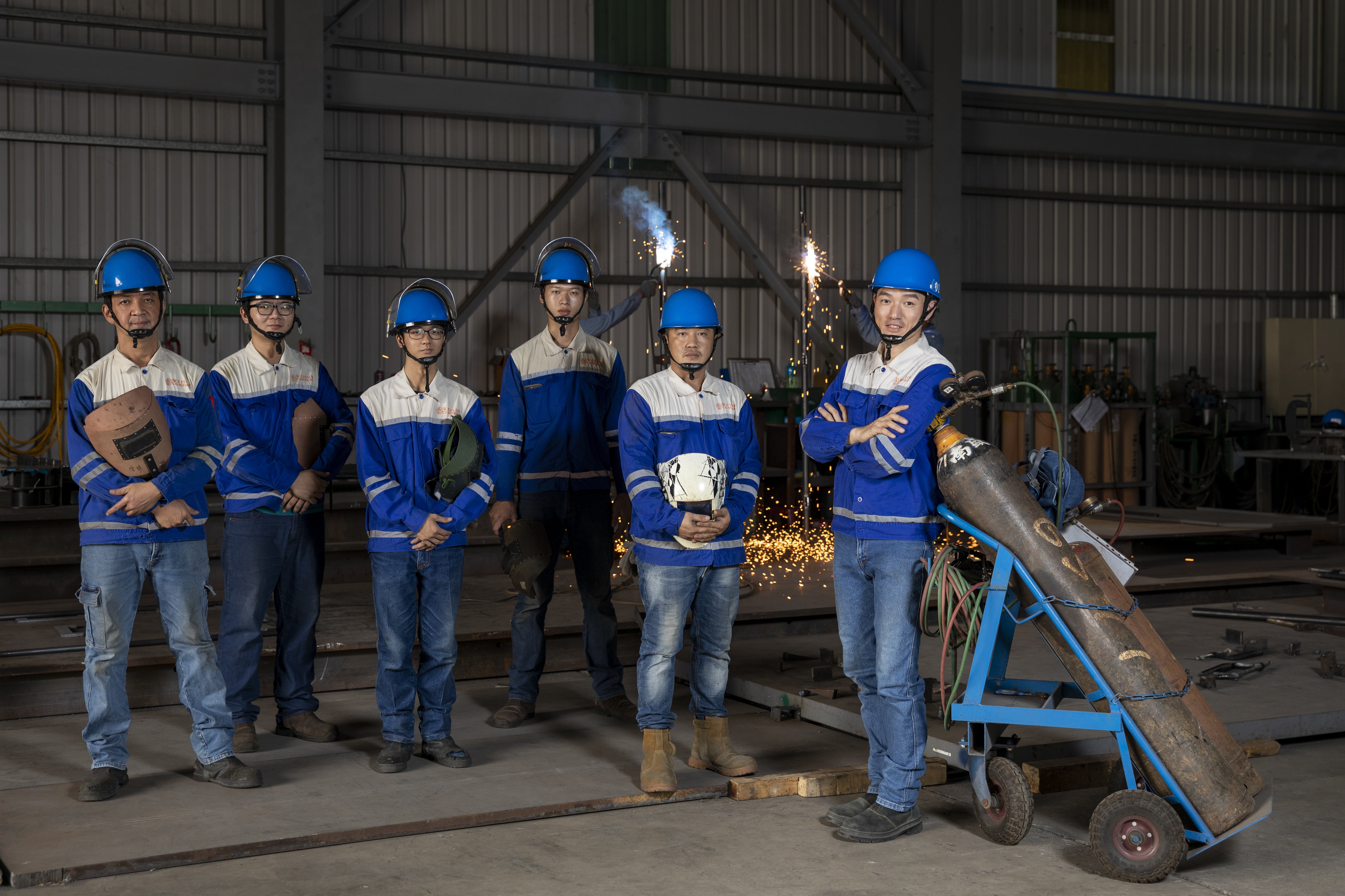 黃呈偉（右一）成功打造一支專業、年輕的高階銲接團隊。