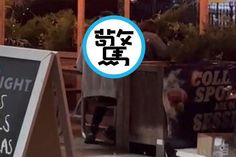 情侶用餐「起乩」超自然震動，竟是活春宮！鄉民圍觀他們越嗨。（翻自推特）