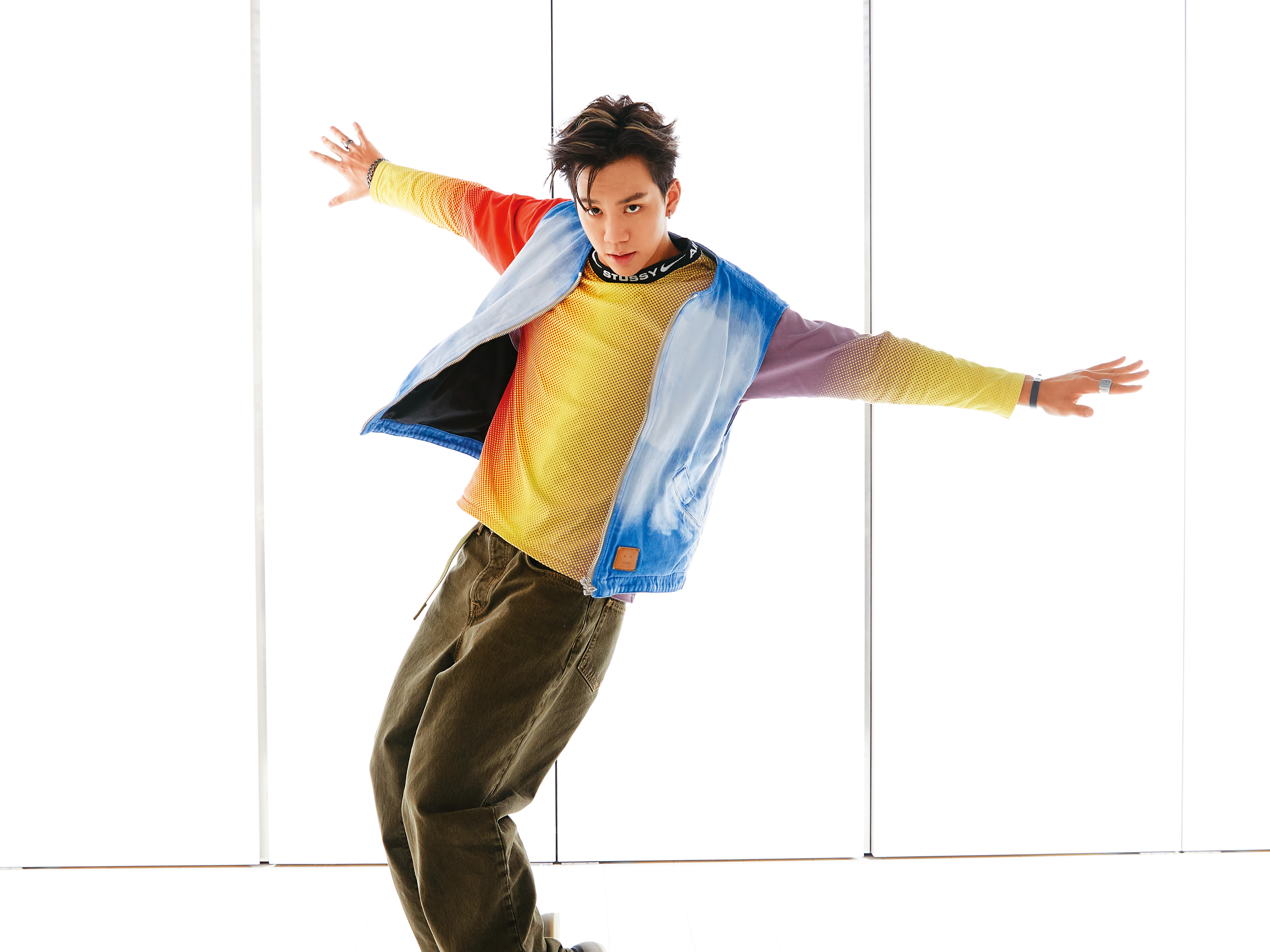 李秉諭（貢丸）在出道單曲MV首映記者會上感動哽咽，因為他回憶學業、事業都要兼顧，一度壓力大到淚崩。