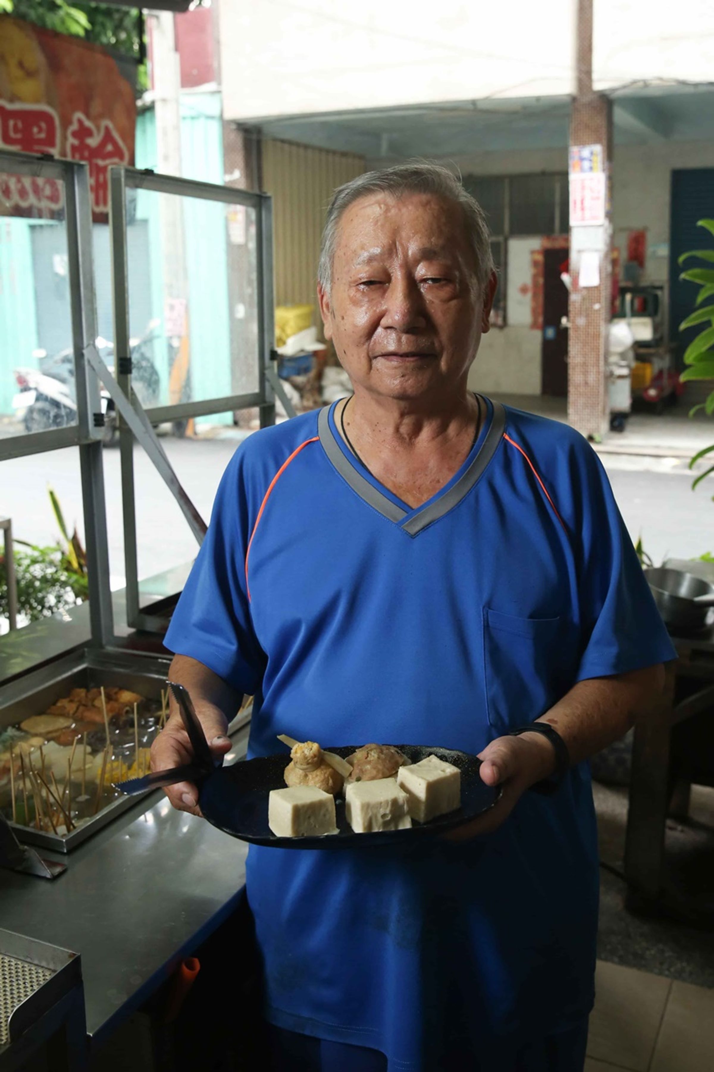 黑輪伯林英德年逾80，仍然中氣十足地介紹食材，娓娓道來黑輪攤的故事。