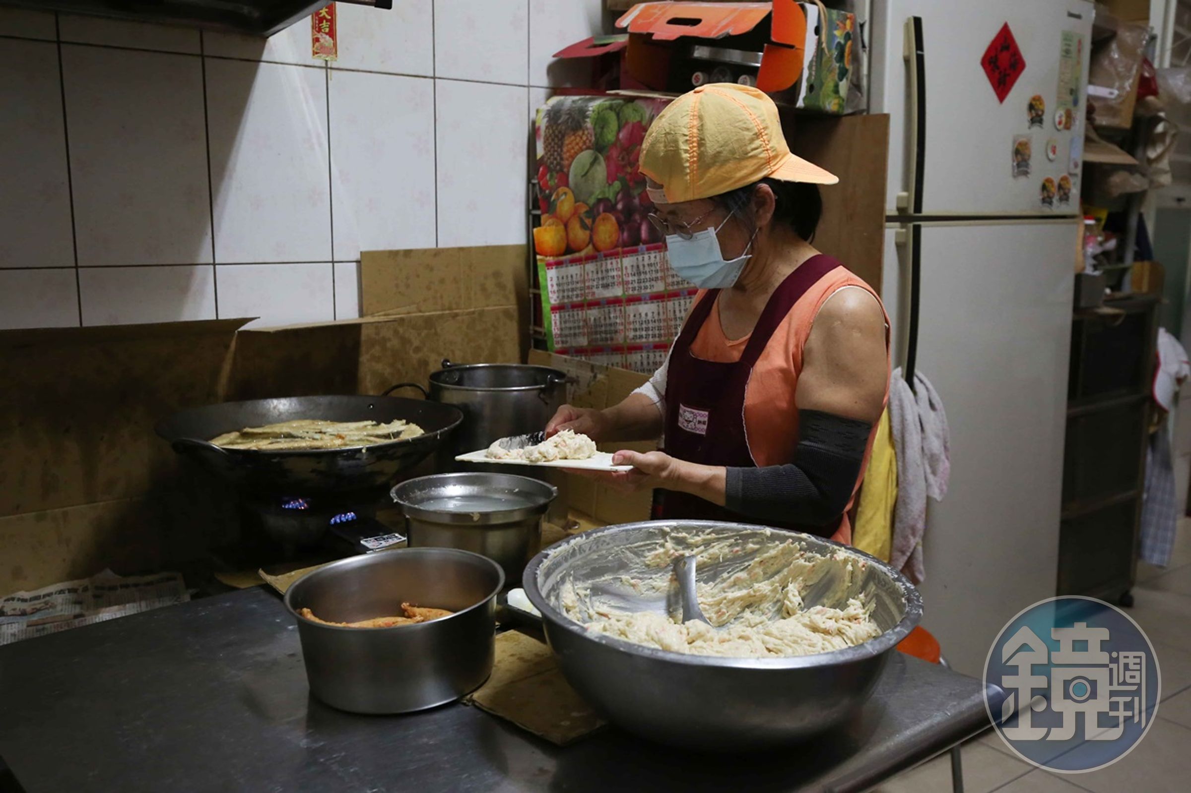 老闆娘每天在廚房手工製作新鮮的旗魚黑輪。 