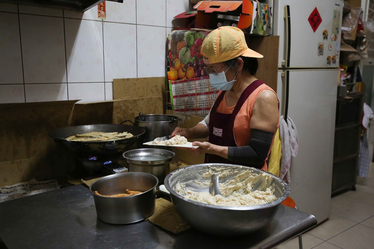 老闆娘每天在廚房手工製作新鮮的旗魚黑輪。 