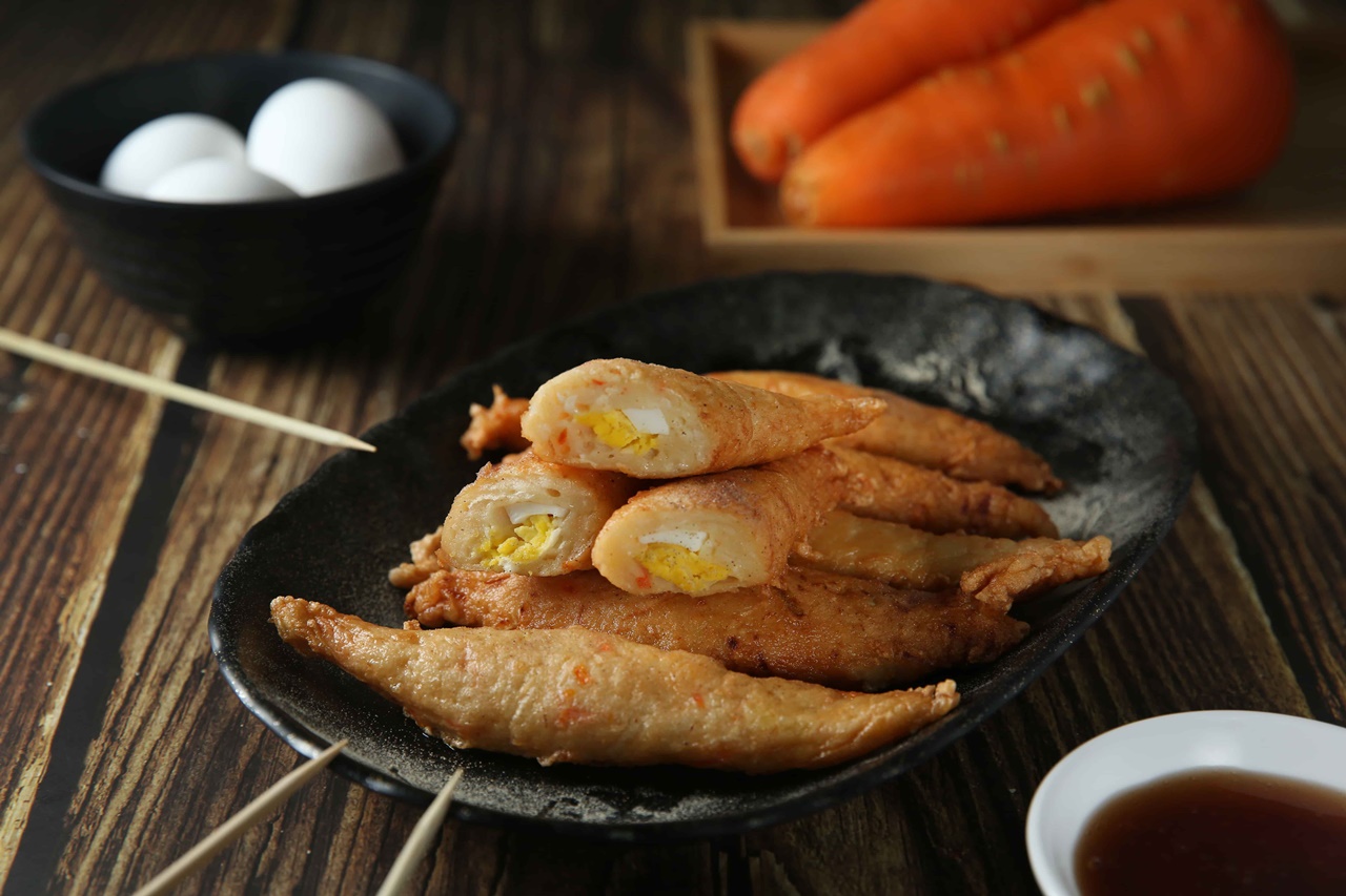 「pulu黑輪伯」的手工「旗魚黑輪」外層乾酥不滲油。（12元／條）