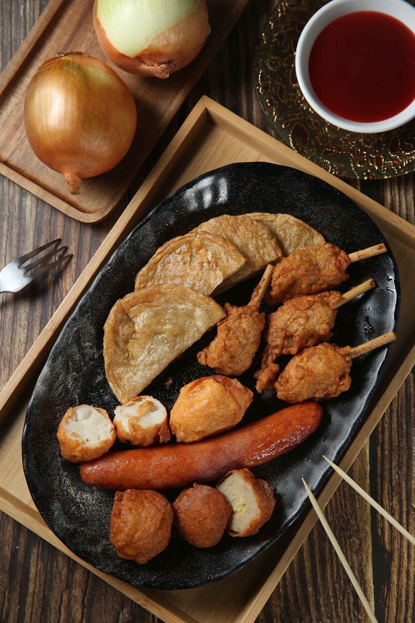 炸黑輪品項多樣，「棒棒腿」、「德式香腸」都是CP值超高的美味點心。（棒棒腿12元／支，德式香腸30／條）